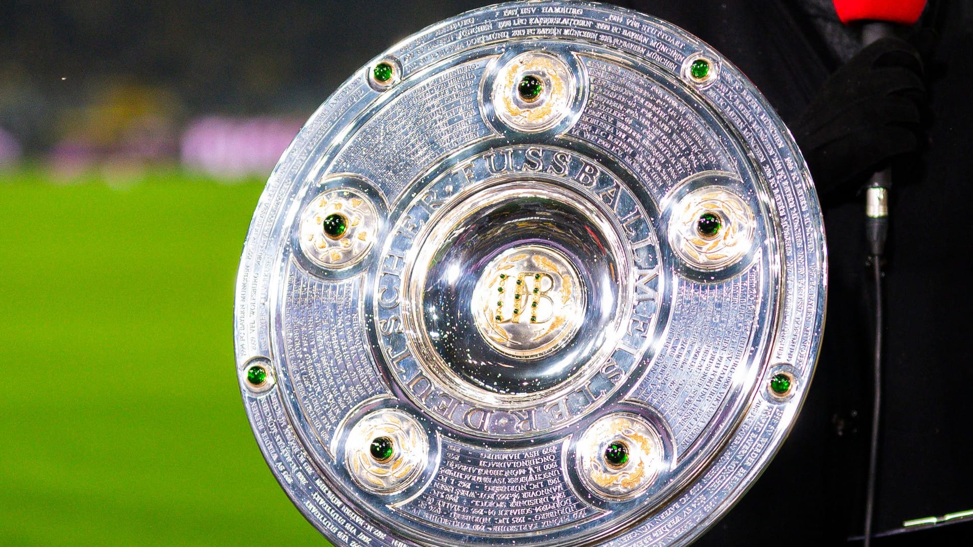 Das Objekt der Begierde: In diesem Jahr hält der FC Bayern wieder die Meisterschale in die Luft.