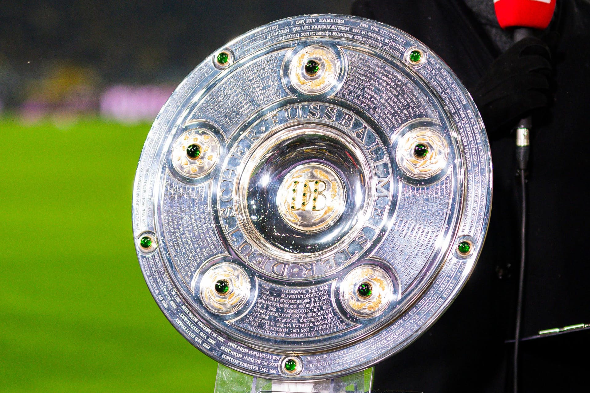 Das Objekt der Begierde: In diesem Jahr hält der FC Bayern wieder die Meisterschale in die Luft.