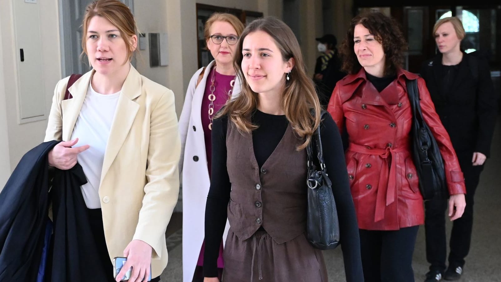 Klara Schedlich (Grüne, vorne rechts) betritt mit ihrer Anwältin Rebecca Richter (links) und Grünen-Fraktionsvorsitzender Bettina Jarasch (hinten rechts) sowie Lisa Paus das Gericht.