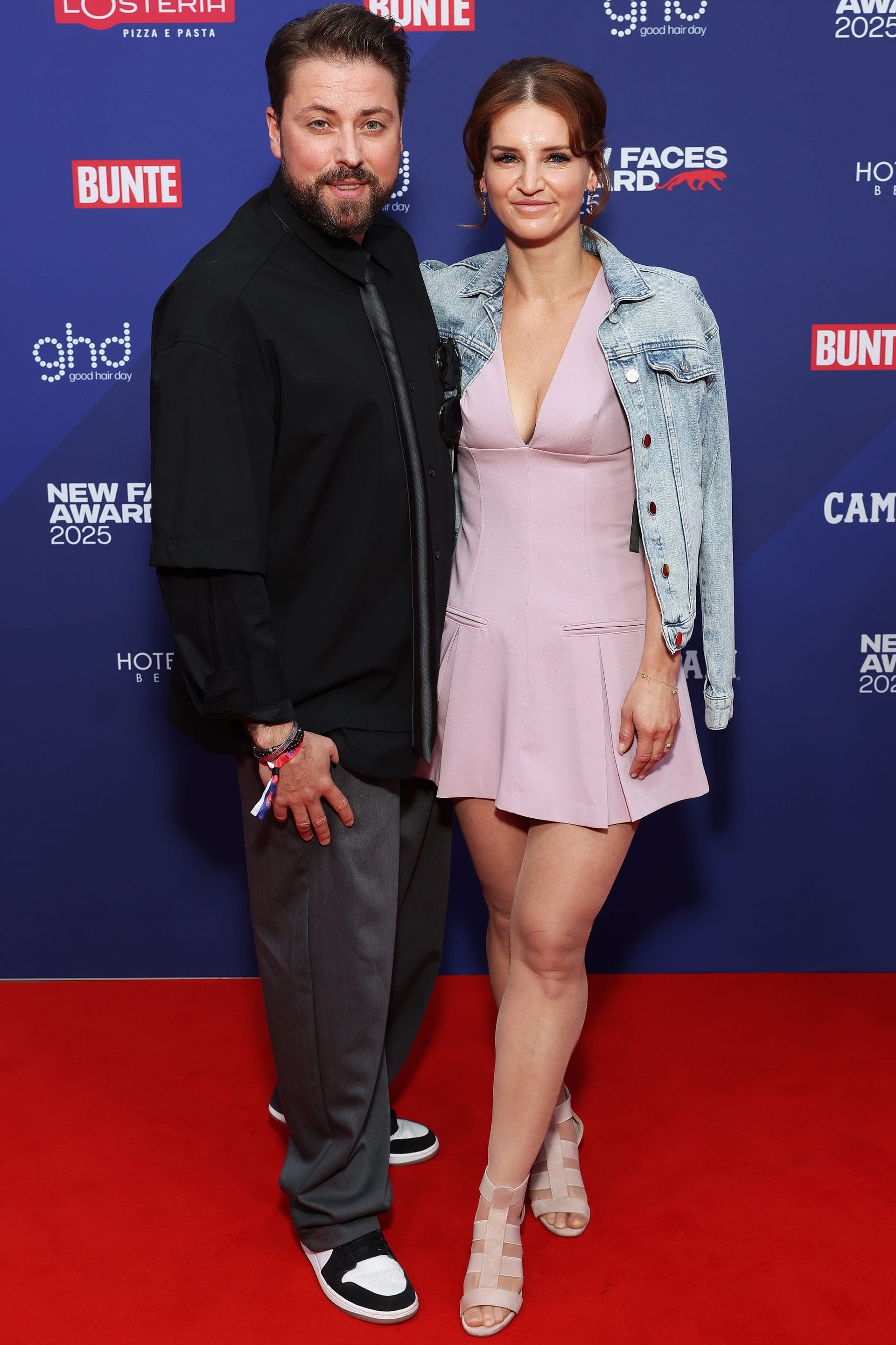 Schauspieler Felix von Jascheroff mit seiner Partnerin Alexandra Sophie Schauspieler Felix von Jascheroff mit seiner Partnerin Alexandra Sophie