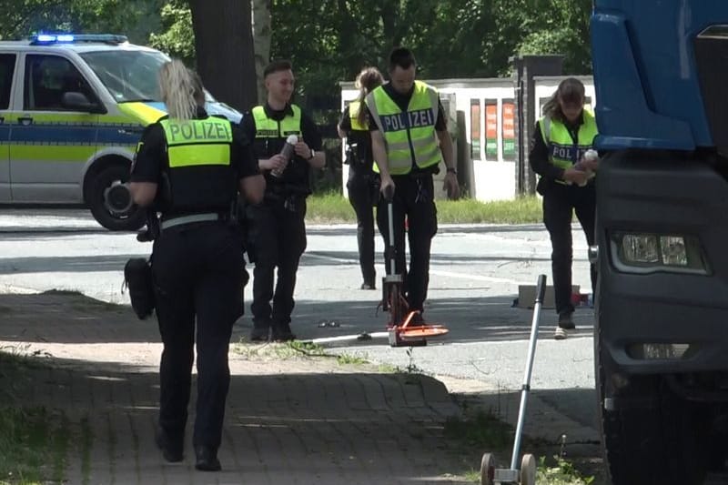 Die Polizei ist an der Unfallstelle nahe Hannover vor Ort: Für ein Kind kam jede Hilfe zu spät.