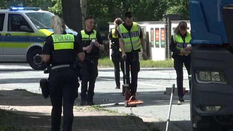 Die Polizei ist an der Unfallstelle nahe Hannover vor Ort: Für ein Kind kam jede Hilfe zu spät. Die Polizei ist an der Unfallstelle nahe Hannover vor Ort: Für ein Kind kam jede Hilfe zu spät.