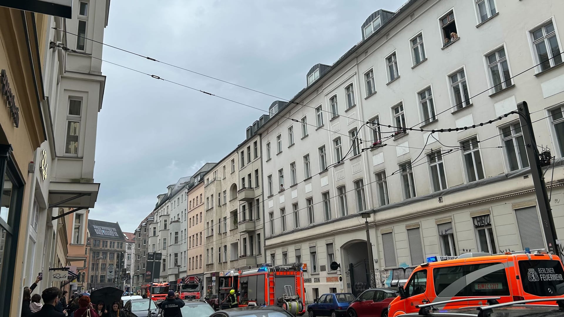 Einsatz in Mitte: Die Feuerwehr ist in die Alten Schönhauser Straße ausgerückt.