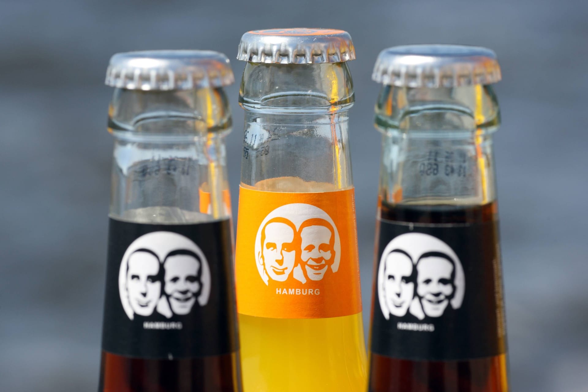 Fritz-Kola-Flaschen (Symbolfoto): Das Hamburger Unternehmen hat einen Rückruf angekündigt.
