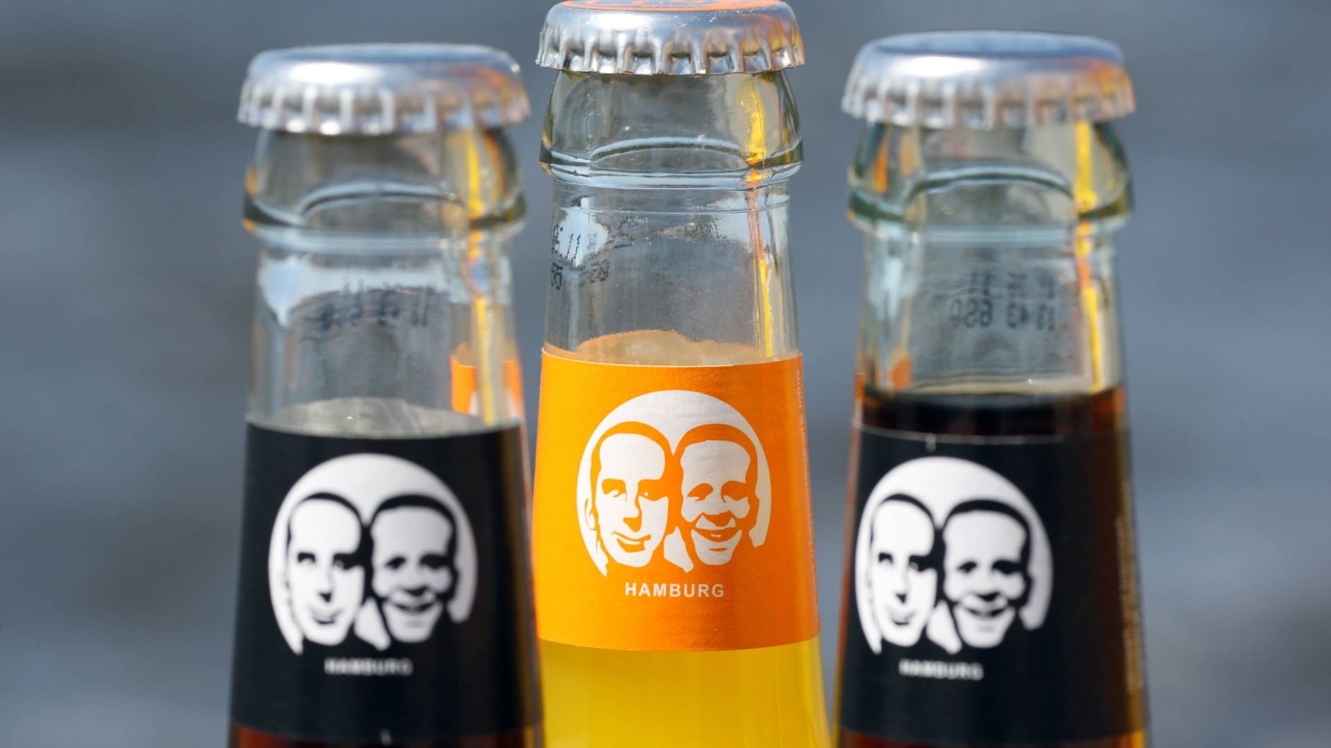 Fritz-Kola-Flaschen (Symbolfoto): Das Hamburger Unternehmen hat einen Rückruf angekündigt.