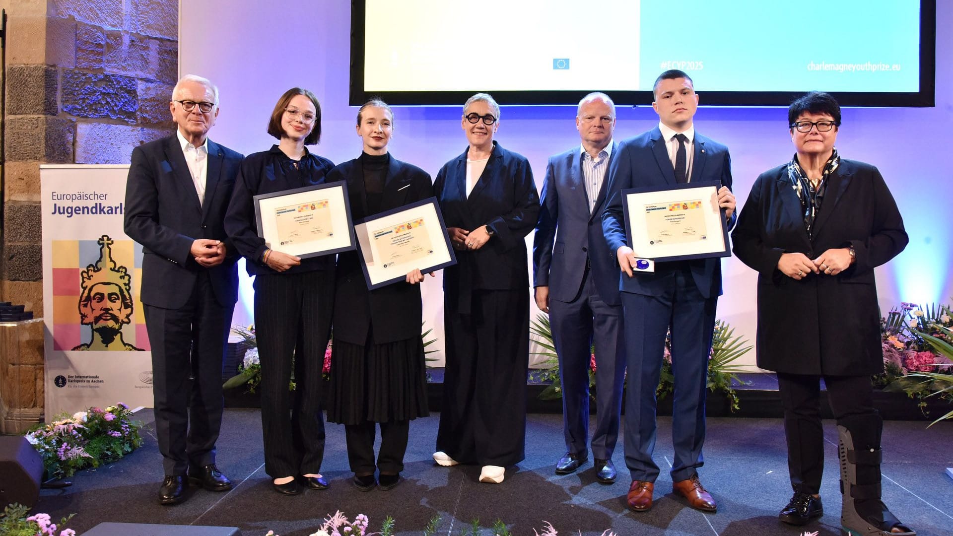 Die Gewinner des europäischen Jugendkarlspreises posieren zusammen.