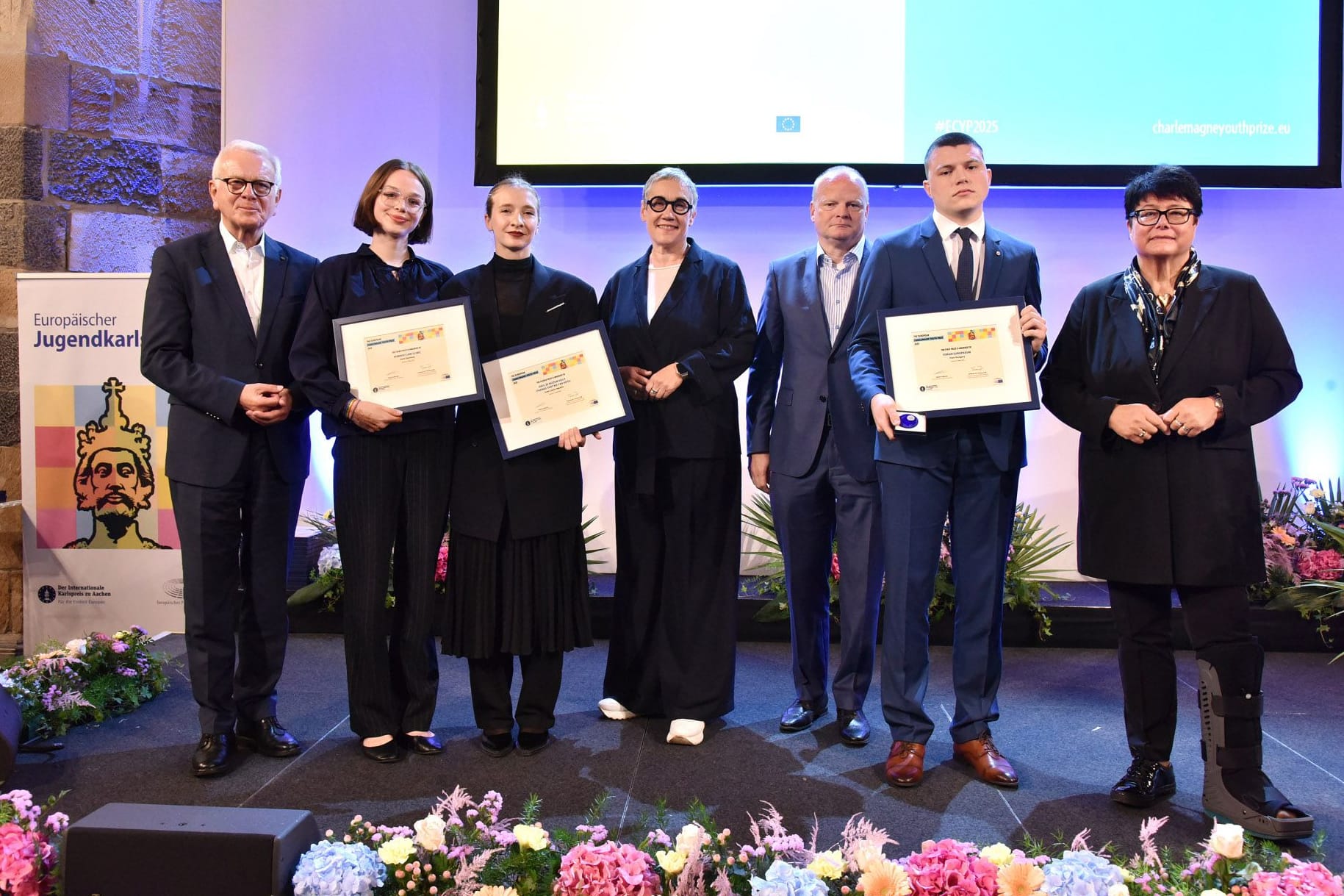 Die Gewinner des europäischen Jugendkarlspreises posieren zusammen.