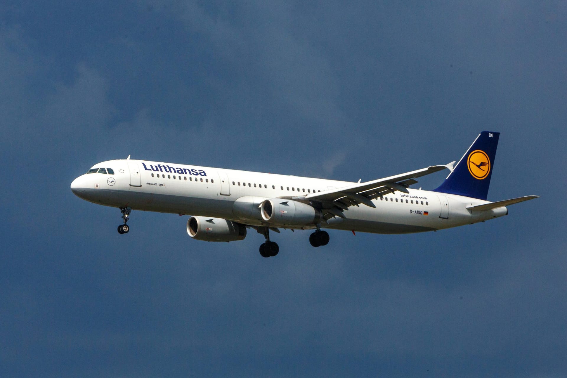 Ein Airbus A321 der Lufthansa im Landeanflug (Archivbild): Mit diesem Flugzeugtyp war LH1140 im Februar 2024 unterwegs, als es zu dem Zwischenfall im Cockpit kam.