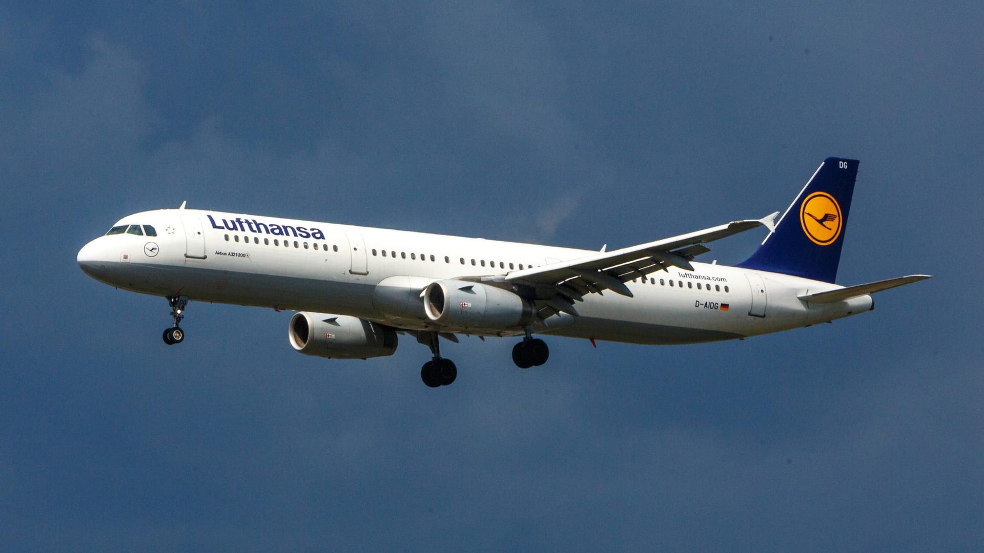 Ein Airbus A321 der Lufthansa im Landeanflug (Archivbild): Mit diesem Flugzeugtyp war LH1140 im Februar 2024 unterwegs, als es zu dem Zwischenfall im Cockpit kam.