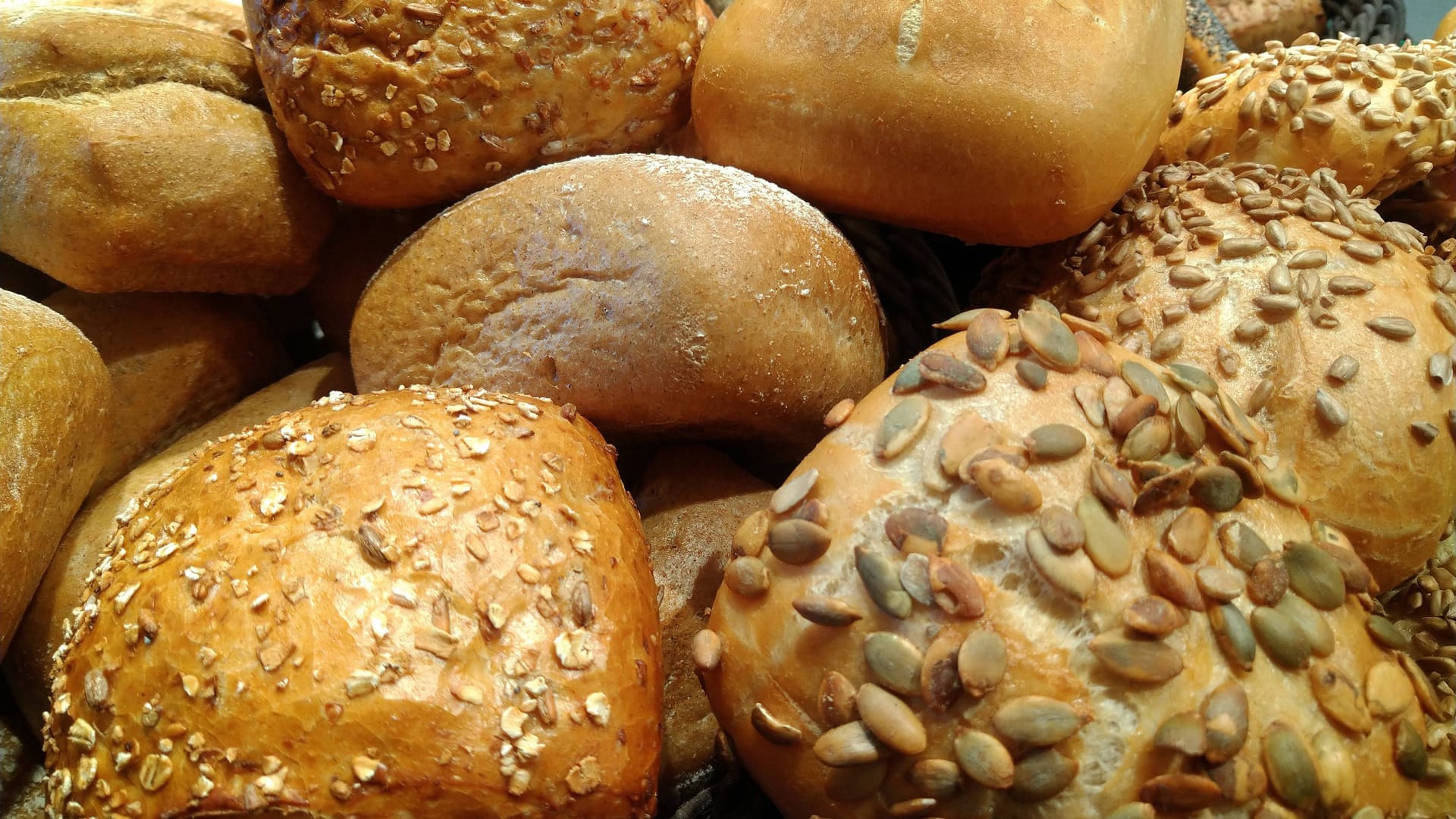 Brötchen in einer Bäckerei-Auslage (Symbolbild): Henri ist vor allem bekannt für Dinkelprodukte und seine "Schlawiner"-Brötchen. Brötchen in einer Bäckerei-Auslage (Symbolbild): Henri ist vor allem bekannt für Dinkelprodukte und seine "Schlawiner"-Brötchen.