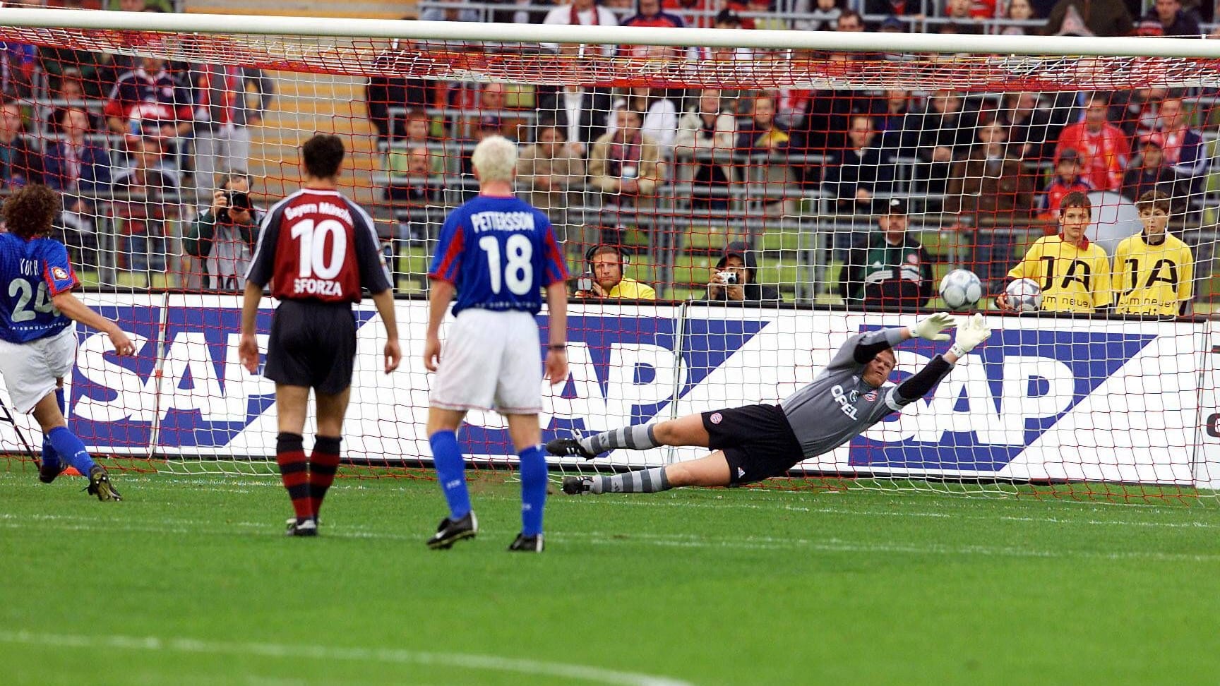 Auch Oliver Kahn war chancenlos: Harry Koch (linker Bildrand) verwandelt in der Saison 2001/02 einen Elfmeter gegen den Bayern-Torwart.