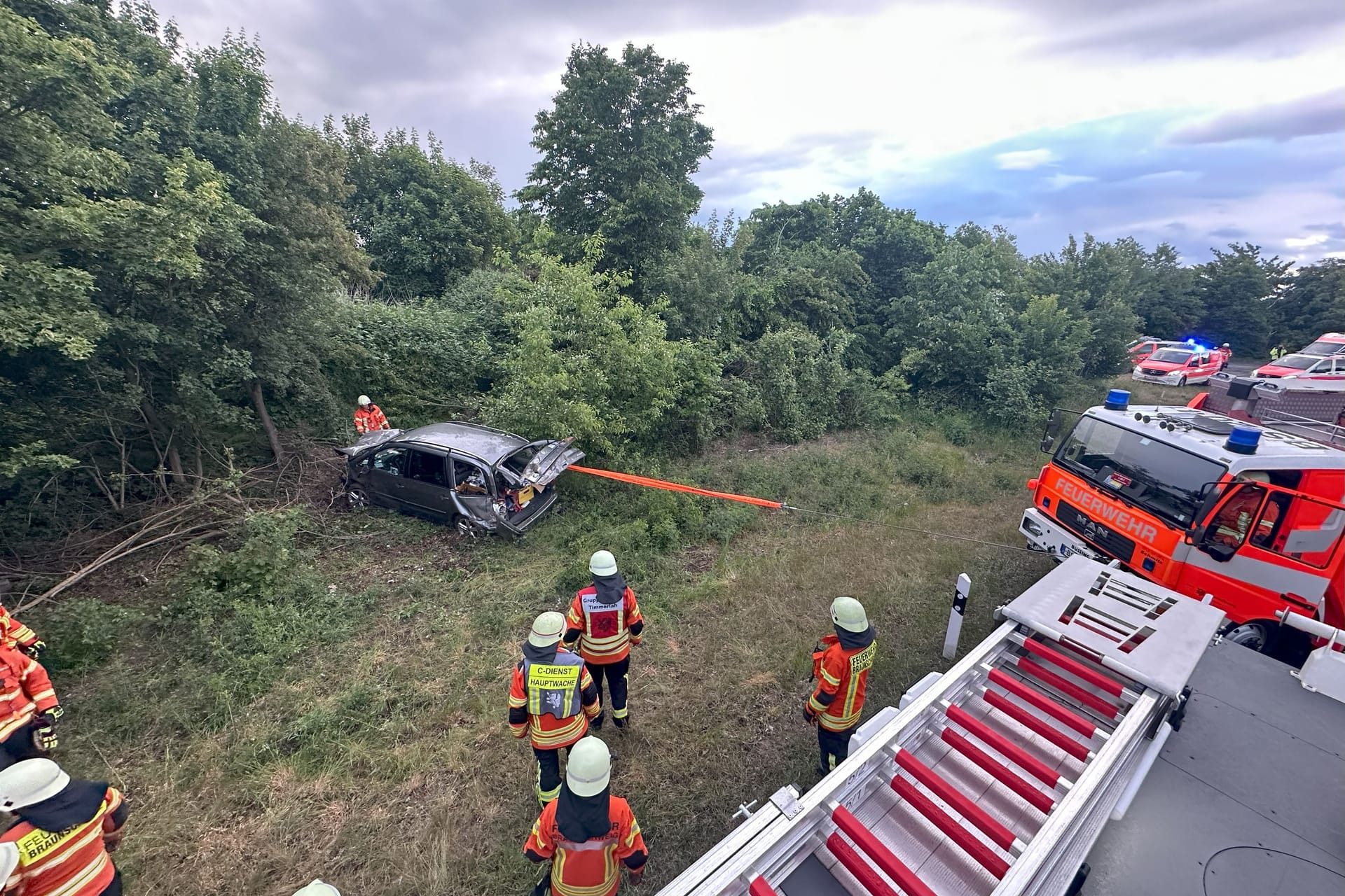 Feuerwehr im Einsatz: Am Ende der A392 ereignete sich ein schwerer Unfall.