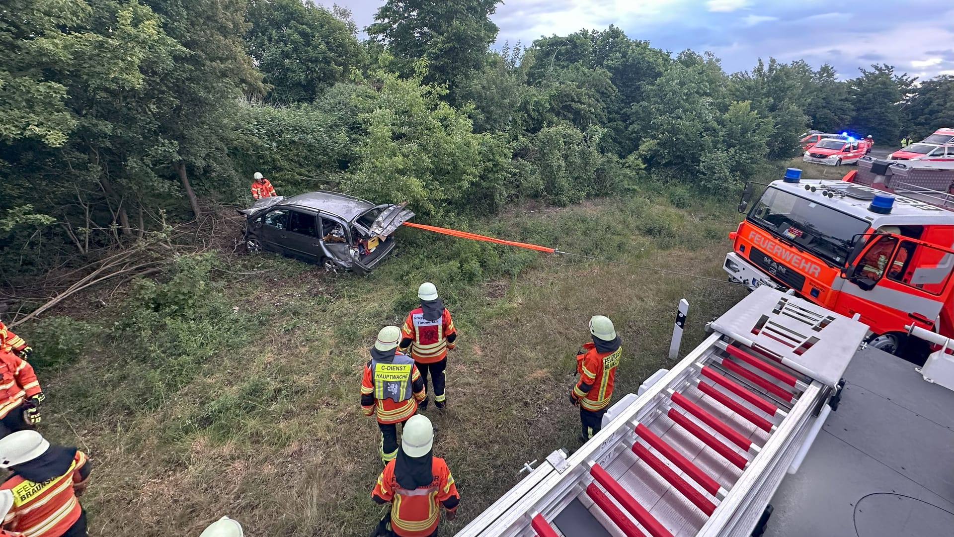 Feuerwehr im Einsatz: Am Ende der A392 ereignete sich ein schwerer Unfall. Feuerwehr im Einsatz: Am Ende der A392 ereignete sich ein schwerer Unfall.