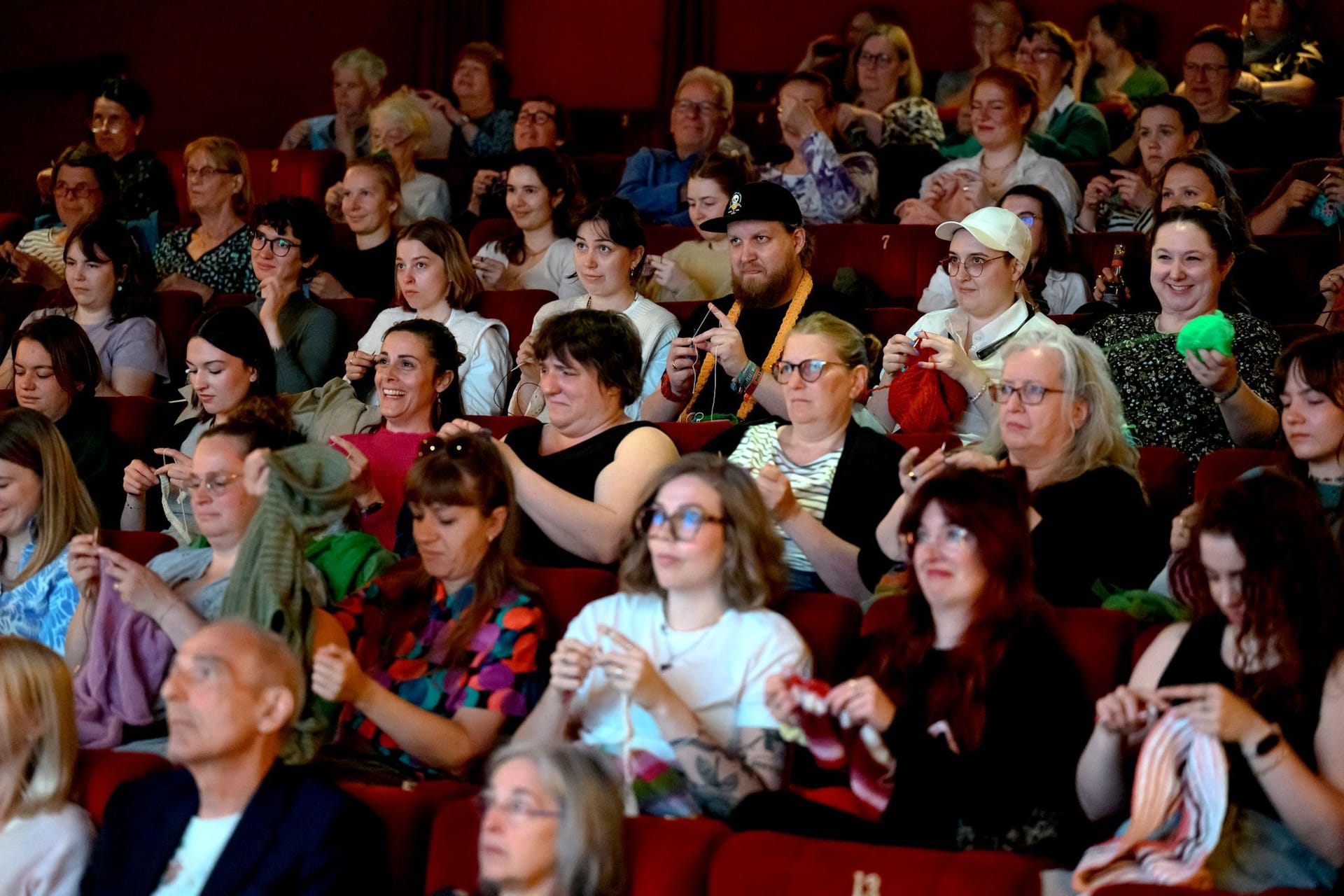 Vorwiegend Kinobesucherinnen stricken während einer Filmvorführung im Casablanca-Kino in Oldenburg. Der Trend stammt aus Skandinavien.