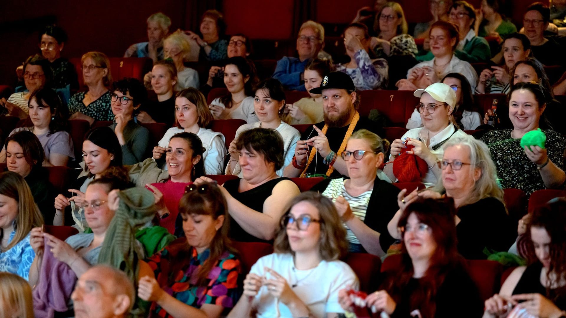 Vorwiegend Kinobesucherinnen stricken während einer Filmvorführung im Casablanca-Kino in Oldenburg. Der Trend stammt aus Skandinavien.