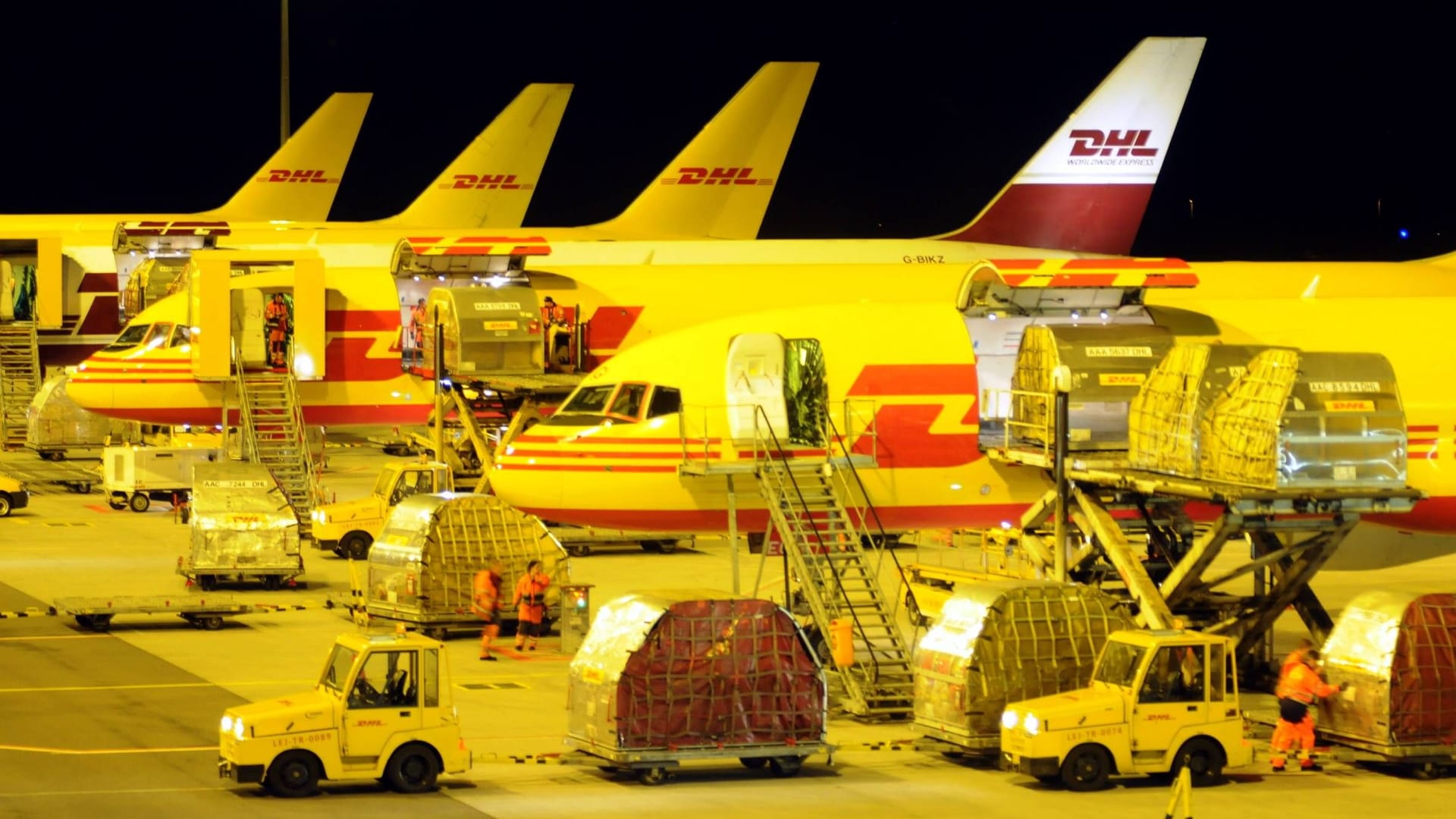 Flugzeuge von DHL auf einem Flughafen (Symbolbild): Das Unternehmen profitiert von der Zollbürokratie.