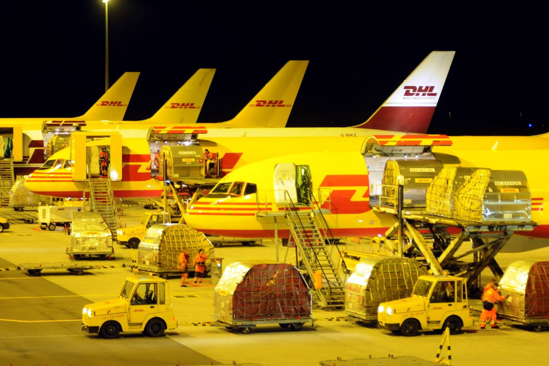 Flugzeuge von DHL auf einem Flughafen (Symbolbild): Das Unternehmen profitiert von der Zollbürokratie. Flugzeuge von DHL auf einem Flughafen (Symbolbild): Das Unternehmen profitiert von der Zollbürokratie.