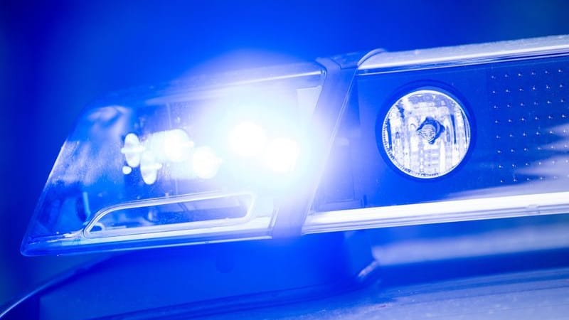 Ein Blaulicht leuchtet an einer Polizeistreife (Symbolbild): Bei dem Vorfall wurde laut dem Polizeisprecher niemand verletzt.