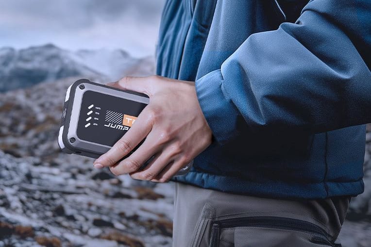 Mit der Powerbank von Trekure haben Sie jederzeit eine zuverlässige Starthilfe dabei.