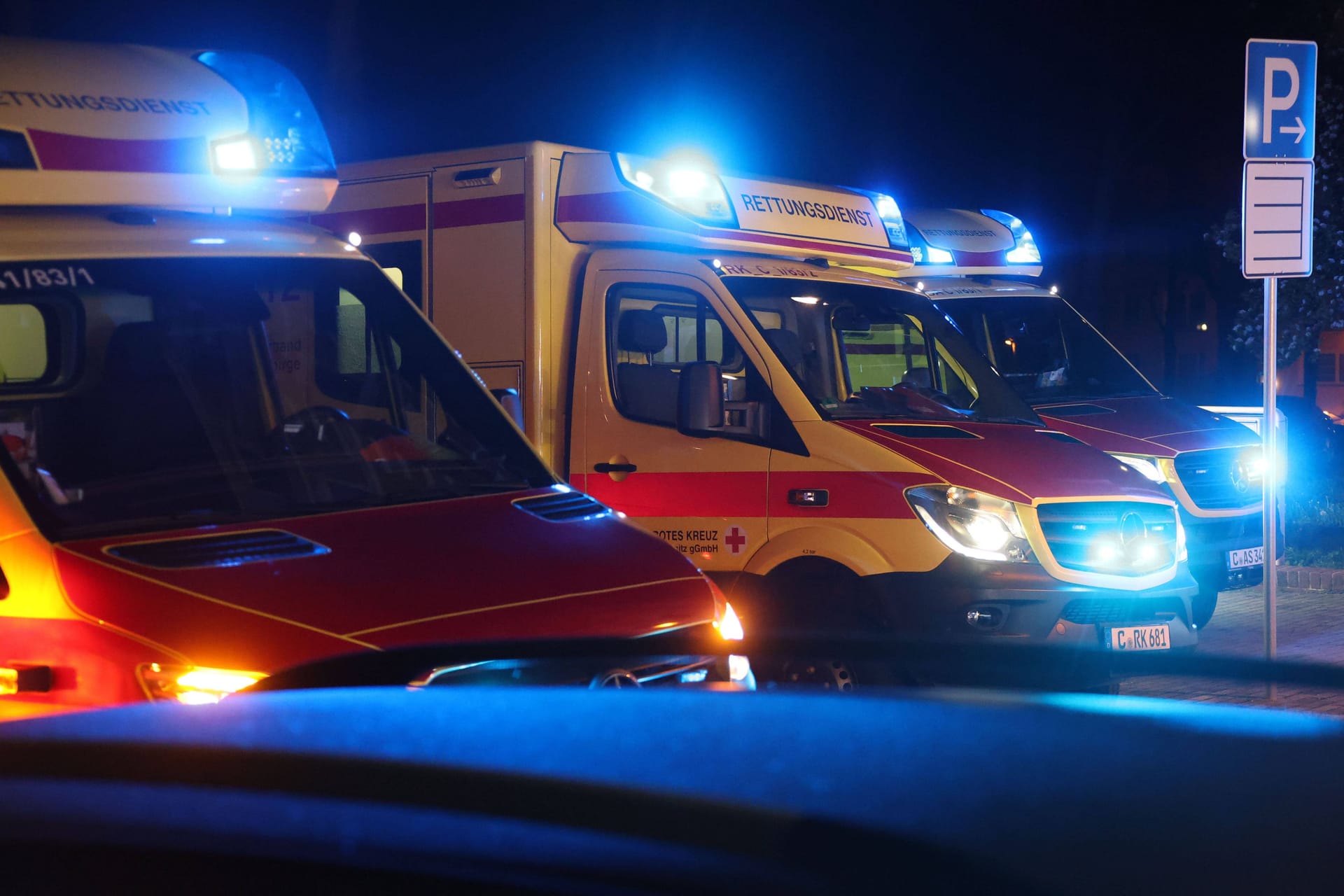 Fahrzeuge des Rettungsdienstes im Einsatz (Symbolbild): In Karlsruhe kam für einen 66-Jährigen jede Hilfe zu spät.