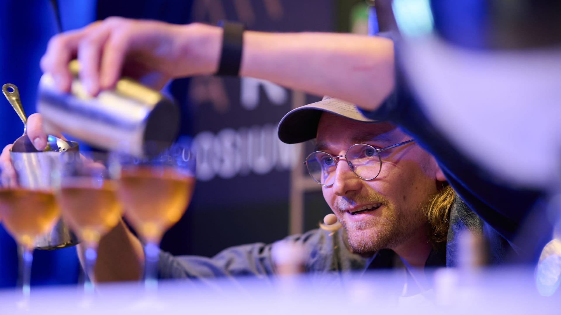 Wladimir Reichert mixt seinen Cocktail «Unruh» Wladimir Reichert mixt seinen Cocktail «Unruh»