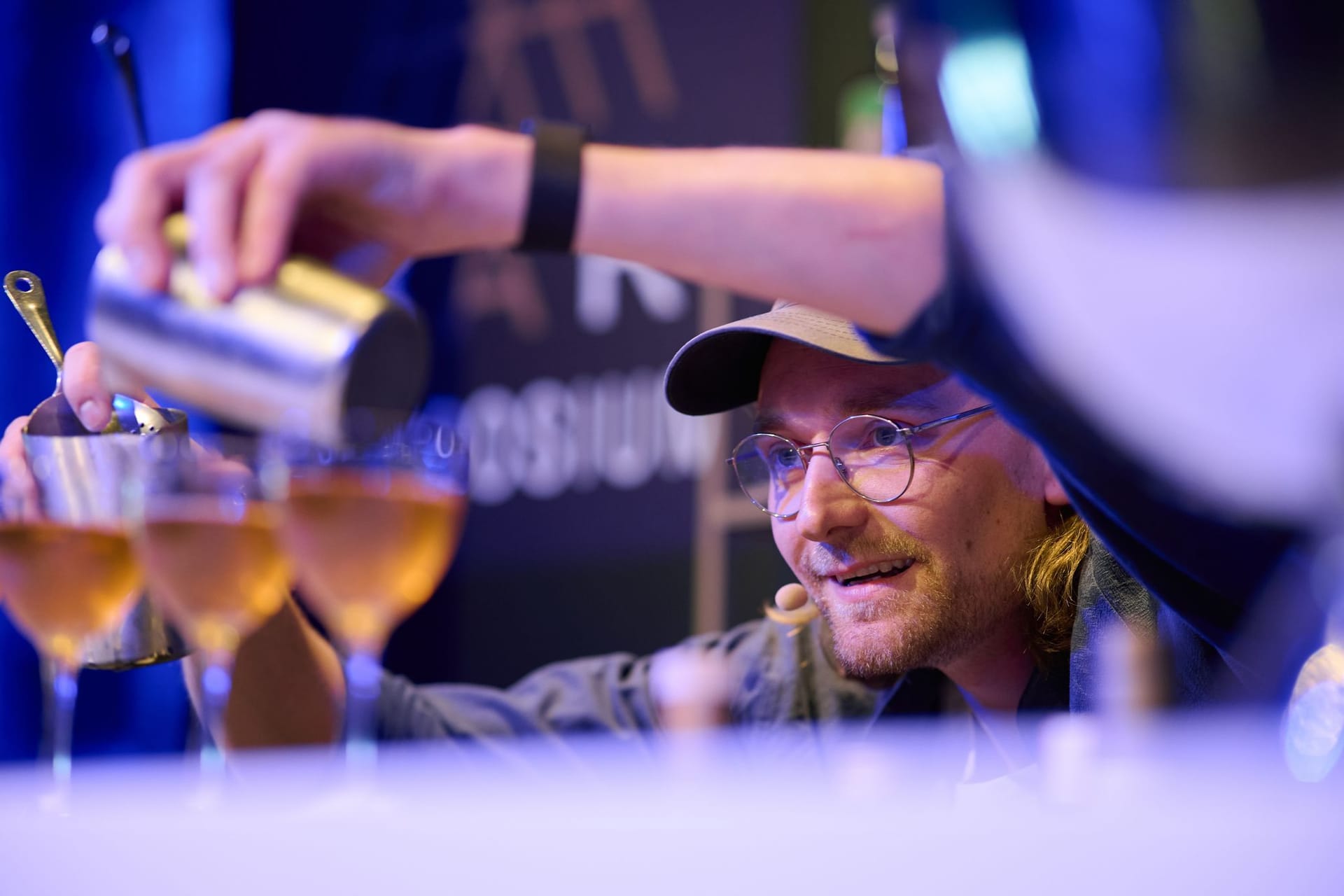 Wladimir Reichert mixt seinen Cocktail «Unruh»