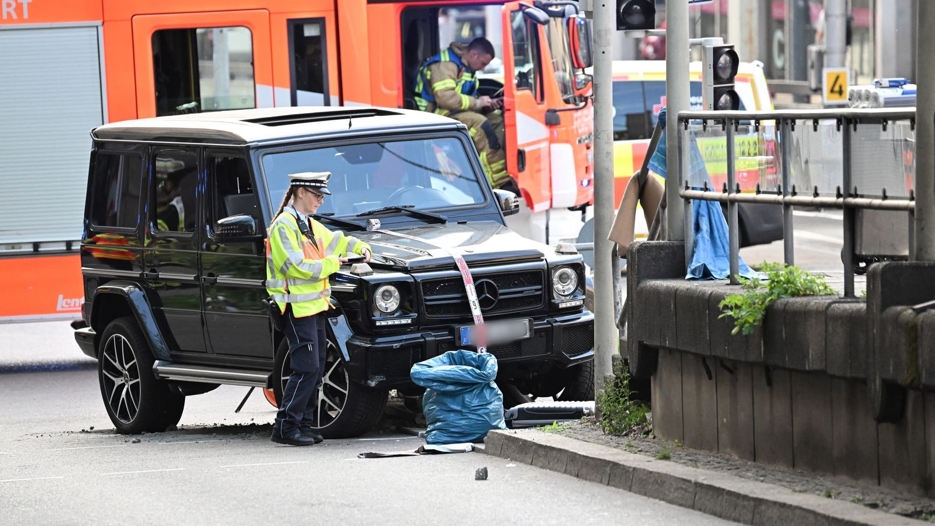 Auto fährt in Personengruppe