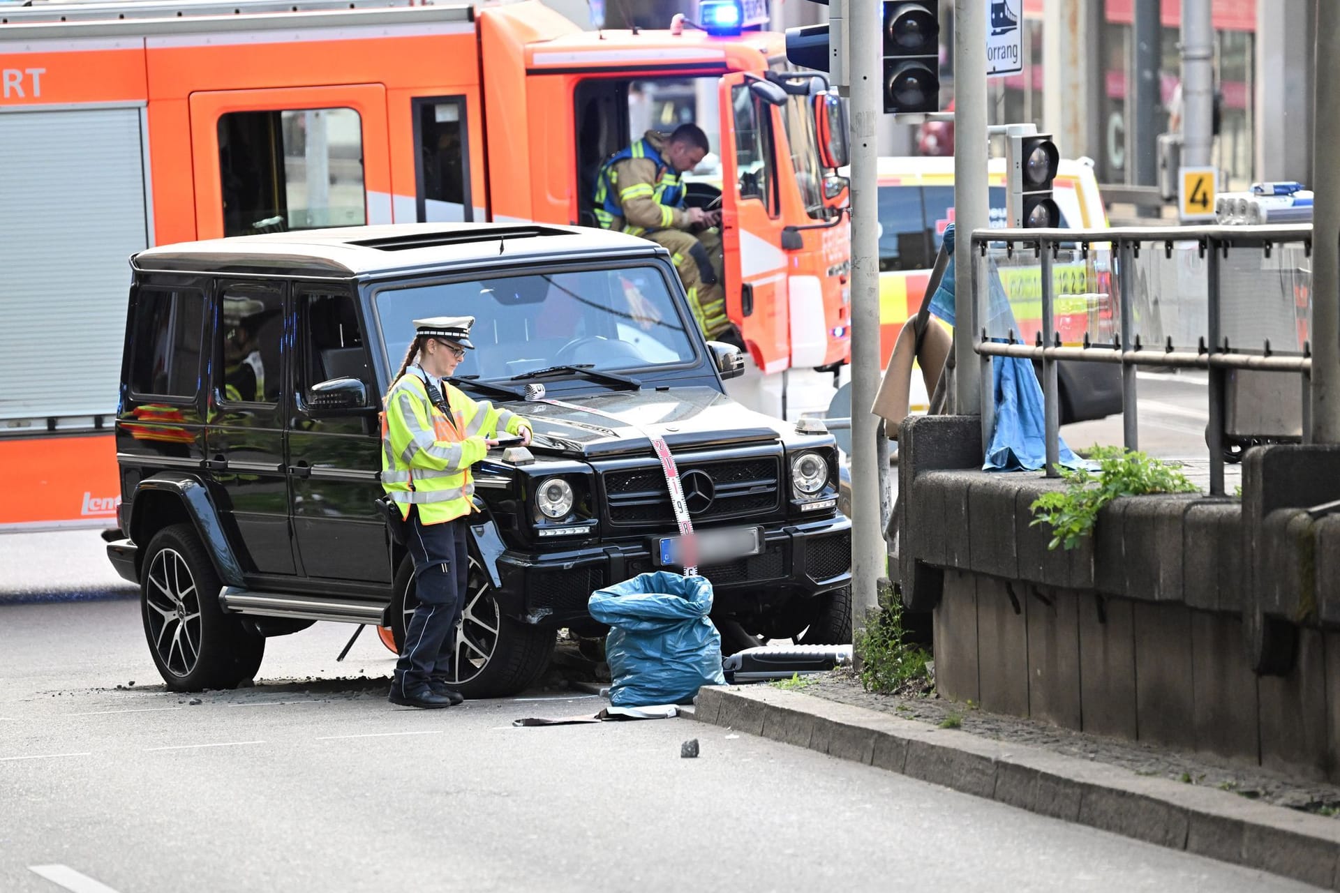 Auto fährt in Personengruppe