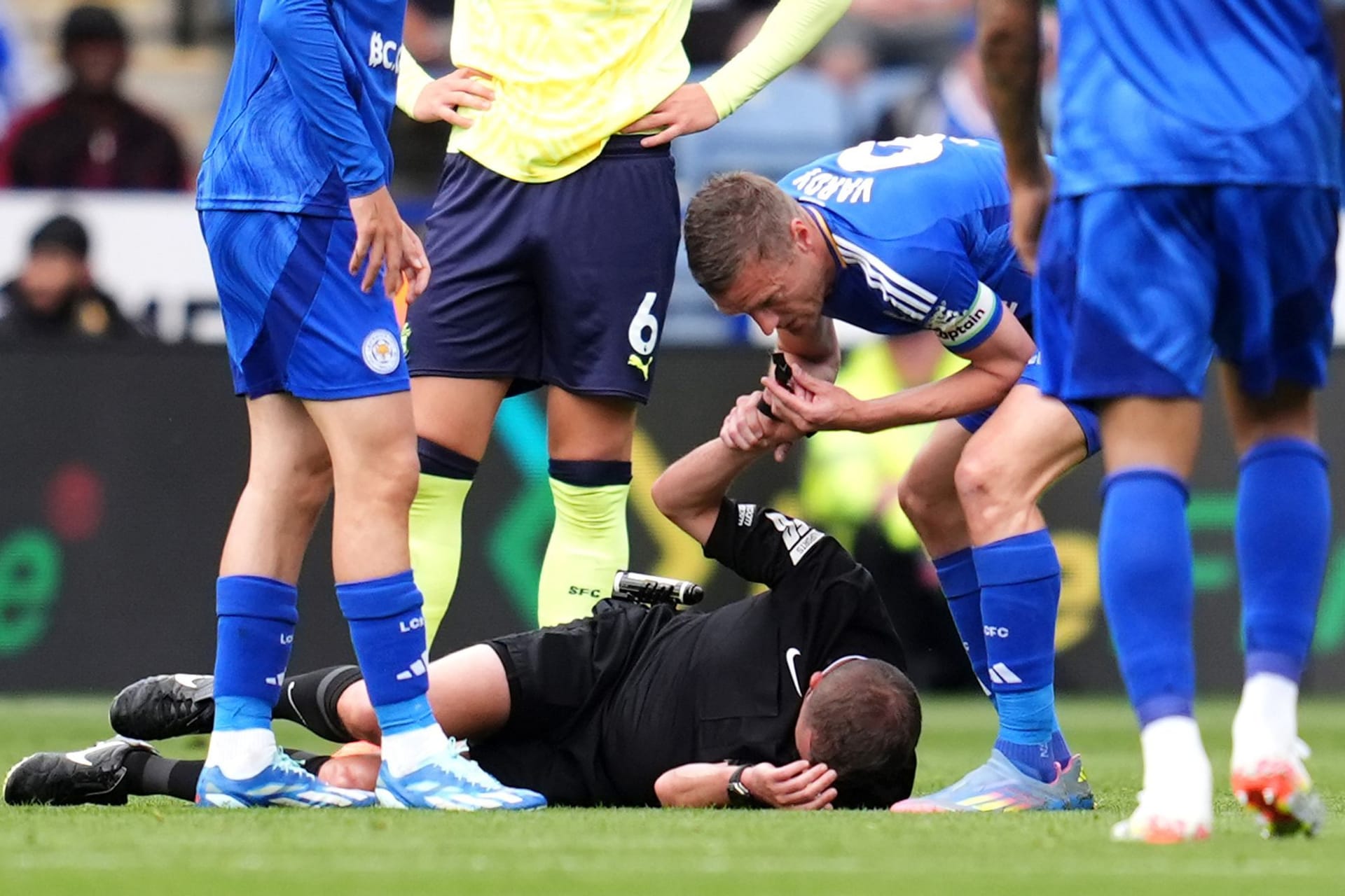 Spieler pfeift, damit Schiri geholfen wird