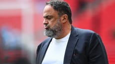 Klubboss stürmt wutentbrannt auf einen Coach zu
