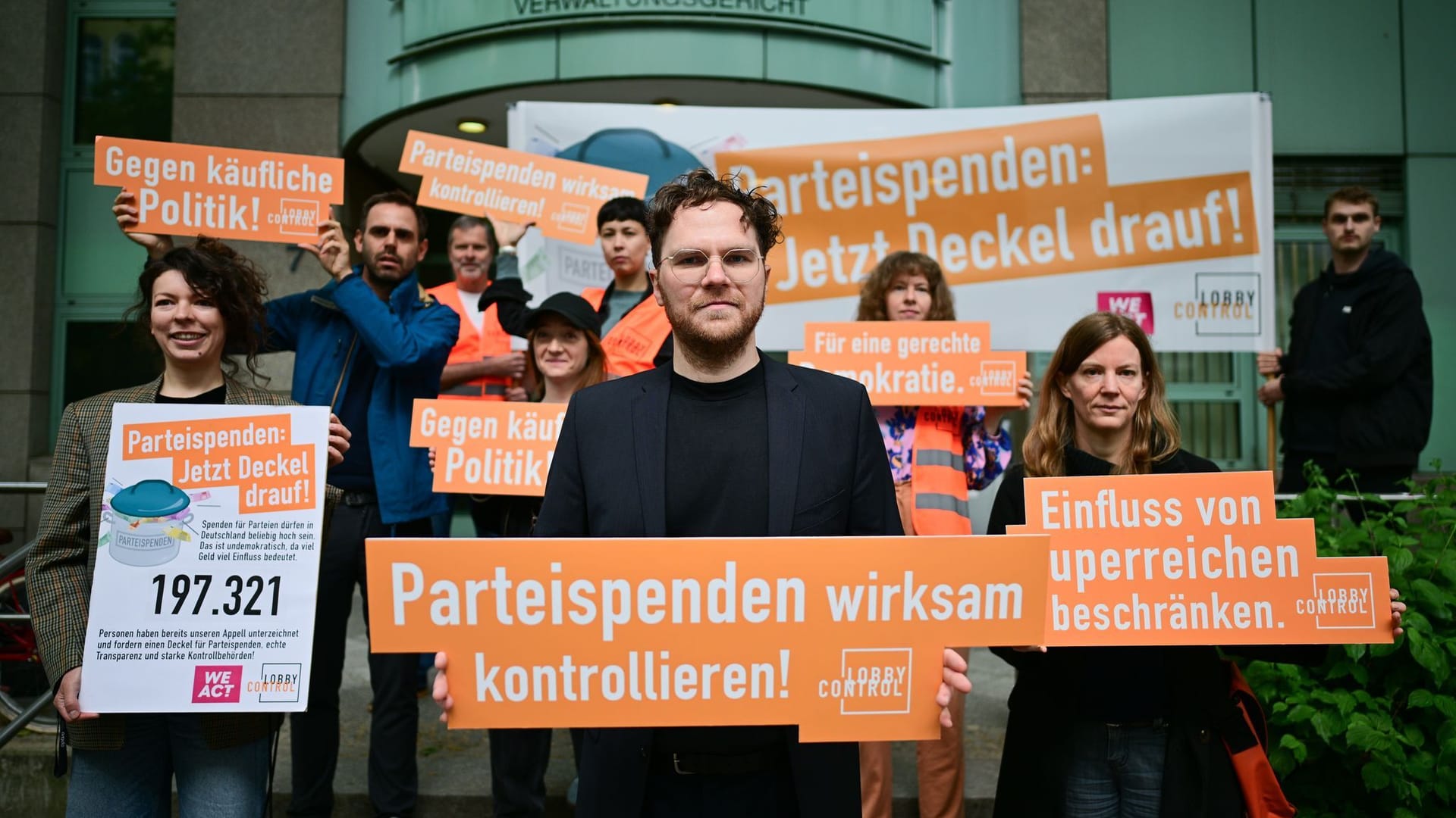Mitglieder von Lobbycontrol vor der Verhandlung über eine Klage gegen die Bundestagsverwaltung: Die Gruppe setzt sich dafür ein, Parteispenden stärker zu kontrollieren.