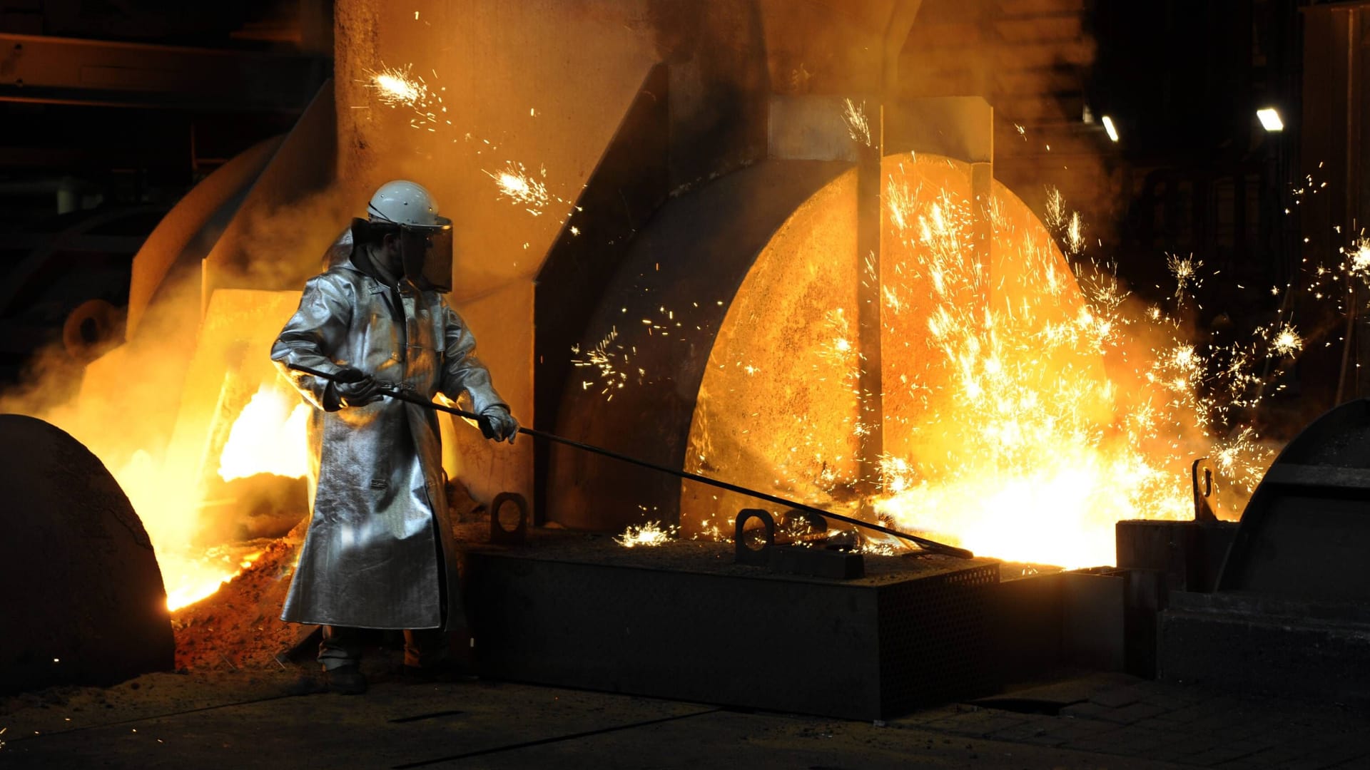 Arbeiter an einem Hochofen (Symbolbild): Der Deutsche Gewerkschaftsbund hält Feiertage für Produktivitätssteigernd. Arbeiter an einem Hochofen (Symbolbild): Der Deutsche Gewerkschaftsbund hält Feiertage für Produktivitätssteigernd.