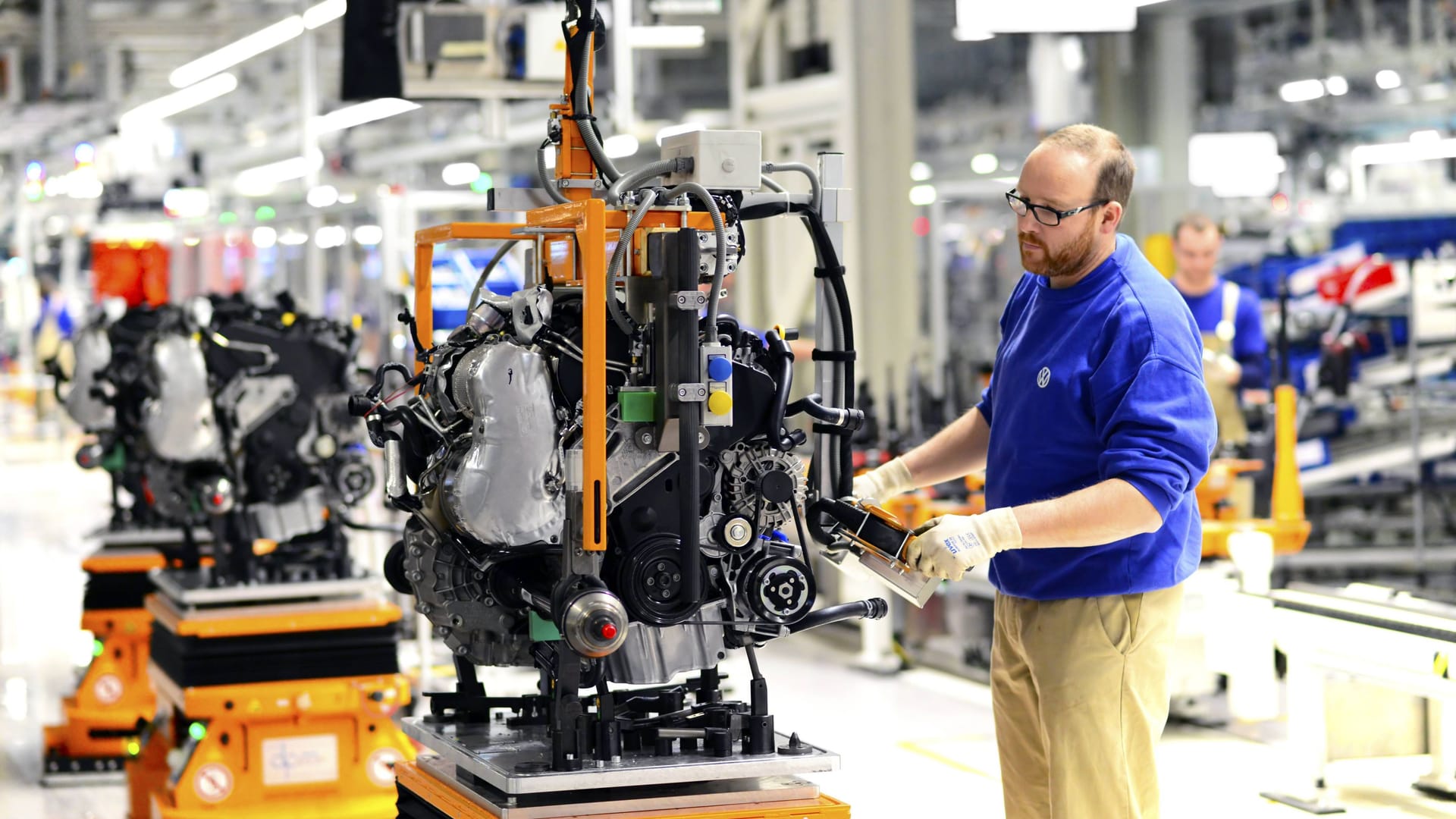 Mitarbeiter bei der Fertigung eines Autos (Symbolbild): Deutschland hat laut einer Studie die wenigsten Arbeitsstunden im Vergleich. Mitarbeiter bei der Fertigung eines Autos (Symbolbild): Deutschland hat laut einer Studie die wenigsten Arbeitsstunden im Vergleich.