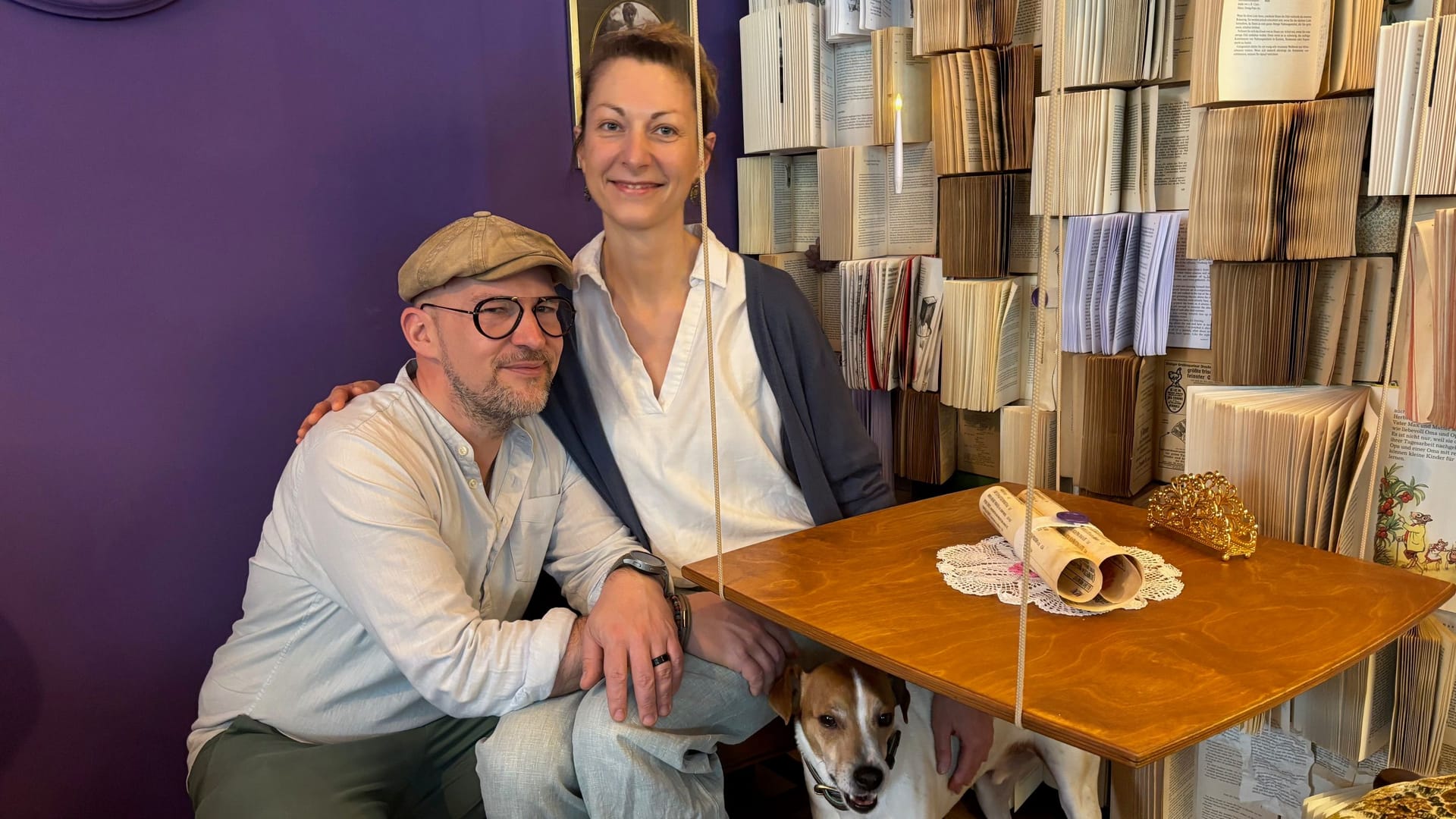 Sarah Hillebrand, Betreiberin des Cafés, und ihr Partner Benedikt Faust: Die beiden sitzen an einem ihrer schwebenden Tische vor der Bücherwand. Sarah Hillebrand, Betreiberin des Cafés, und ihr Partner Benedikt Faust: Die beiden sitzen an einem ihrer schwebenden Tische vor der Bücherwand.