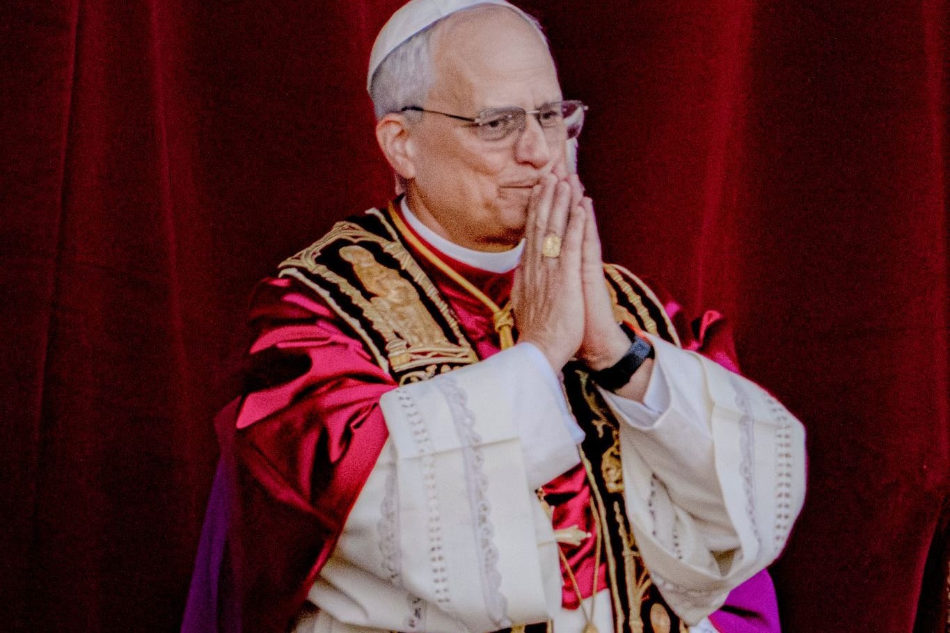 Papst Leo XIV. nach seiner Wahl auf dem Balkon des Petersplatzes: Seine Armbanduhr kommt von einer Schweizer Firma.