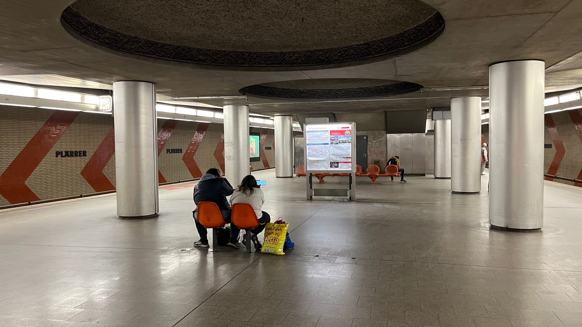 Der Bereich hinter den Treppen in der untersten Bahnsteigebene: Dieser Teil des U-Bahnhofs ist teils von vorn nicht einsehbar und kaum frequentiert, dort liegen jedoch die Aufzüge.
