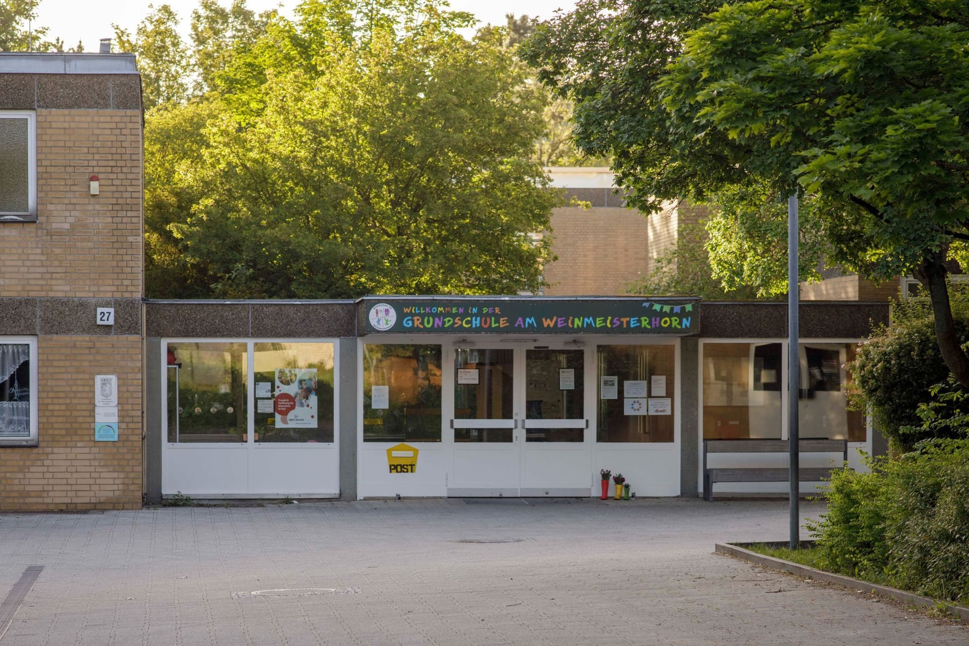 23.05.2025, Berlin: Blick auf eine Schule im Berliner Bezirk Spandau, an der es am Vortag einen möglichen Messerangriff auf einen Schüler gab. Ein 13-Jähriger soll einen 12 Jahre alten Mitschüler mit einer Stichwaffe angegriffen haben. Foto: Julius-Christian Schreiner/dpa - ACHTUNG: Nur in vollem Format und zur redaktionellen Verwendung im Zusammenhang mit der aktuellen Berichterstattung +++ dpa-Bildfunk +++