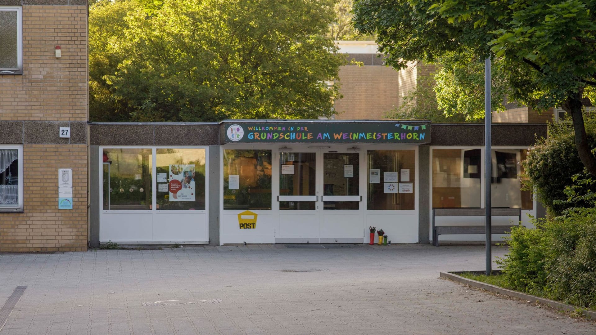 23.05.2025, Berlin: Blick auf eine Schule im Berliner Bezirk Spandau, an der es am Vortag einen möglichen Messerangriff auf einen Schüler gab. Ein 13-Jähriger soll einen 12 Jahre alten Mitschüler mit einer Stichwaffe angegriffen haben. Foto: Julius-Christian Schreiner/dpa - ACHTUNG: Nur in vollem Format und zur redaktionellen Verwendung im Zusammenhang mit der aktuellen Berichterstattung +++ dpa-Bildfunk +++ 23.05.2025, Berlin: Blick auf eine Schule im Berliner Bezirk Spandau, an der es am Vortag einen möglichen Messerangriff auf einen Schüler gab. Ein 13-Jähriger soll einen 12 Jahre alten Mitschüler mit einer Stichwaffe angegriffen haben. Foto: Julius-Christian Schreiner/dpa - ACHTUNG: Nur in vollem Format und zur redaktionellen Verwendung im Zusammenhang mit der aktuellen Berichterstattung +++ dpa-Bildfunk +++