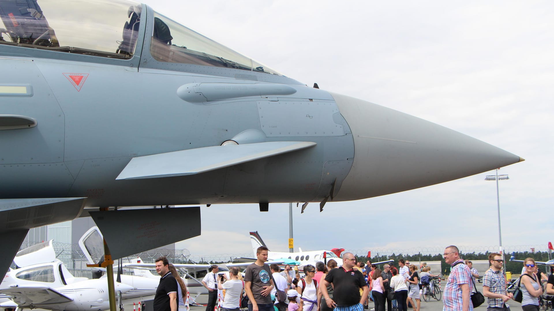 So nah kommen Besucher dem Eurofighter der Luftwaffe in der Regel nicht. Gelegenheit bietet am 25. Mai 2025 das Flughafenfest in Nürnberg. So nah kommen Besucher dem Eurofighter der Luftwaffe in der Regel nicht. Gelegenheit bietet am 25. Mai 2025 das Flughafenfest in Nürnberg.