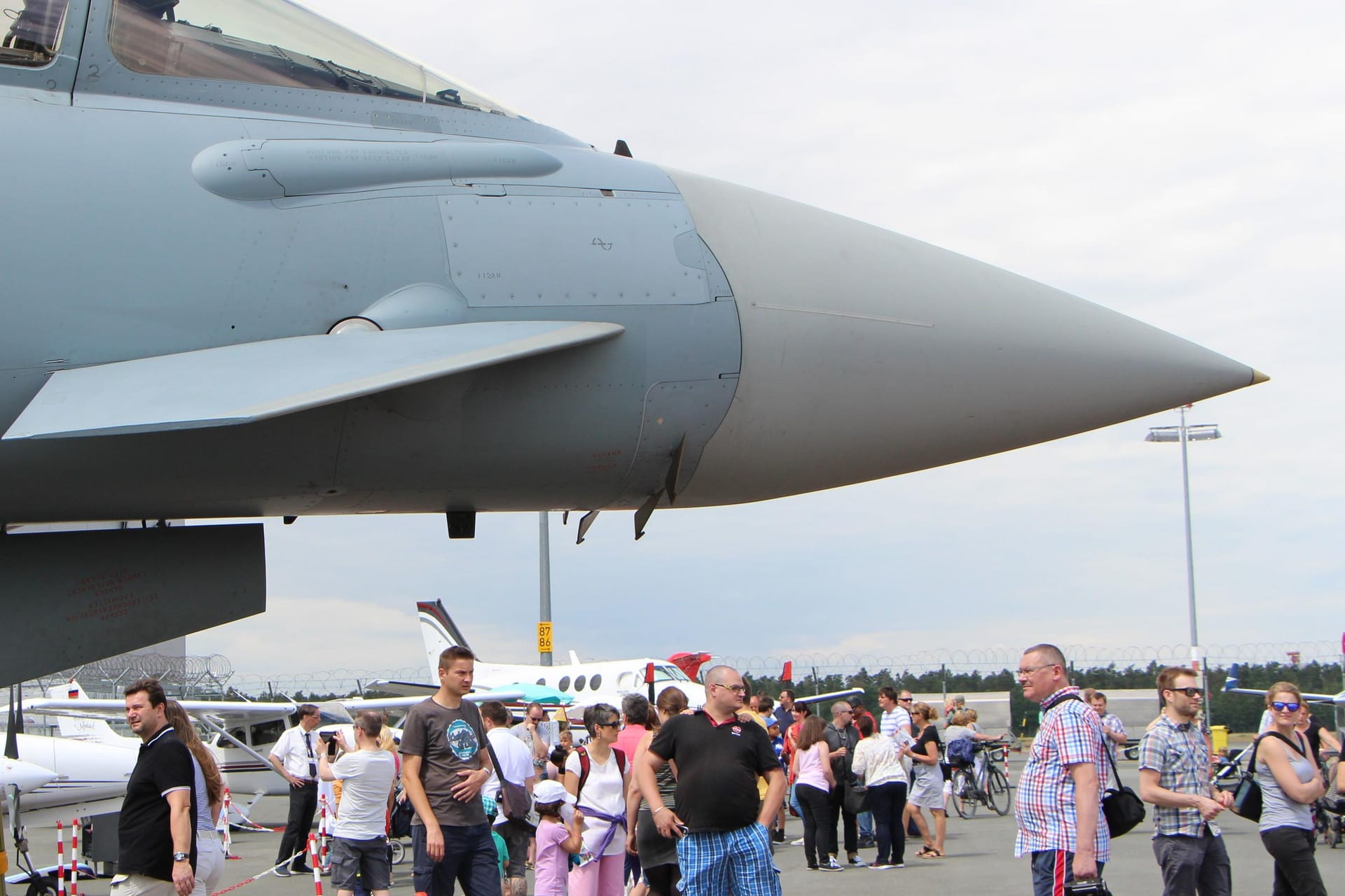 So nah kommen Besucher dem Eurofighter der Luftwaffe in der Regel nicht. Gelegenheit bietet am 25. Mai 2025 das Flughafenfest in Nürnberg.