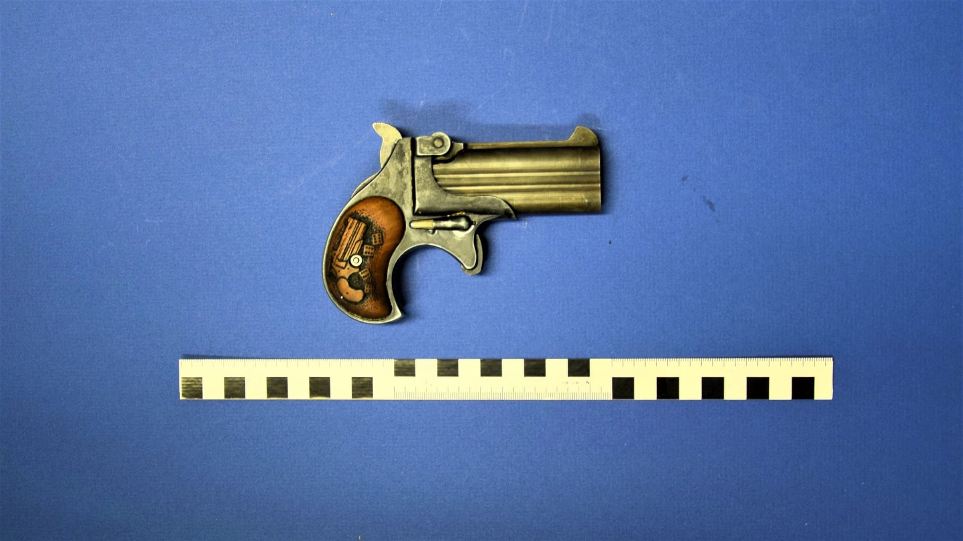 Eine der 30 sichergestellten Waffen: eine Taschenpistole Derringer. Eine der 30 sichergestellten Waffen: eine Taschenpistole Derringer.