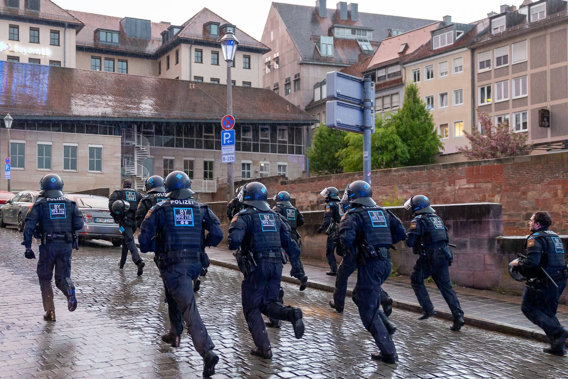 Polizisten in Nürnberg am Rande einer Demo (Archivfoto): Am Montagabend kam es in der Südstadt erneut zu Demonstrationen. Polizisten in Nürnberg am Rande einer Demo (Archivfoto): Am Montagabend kam es in der Südstadt erneut zu Demonstrationen.