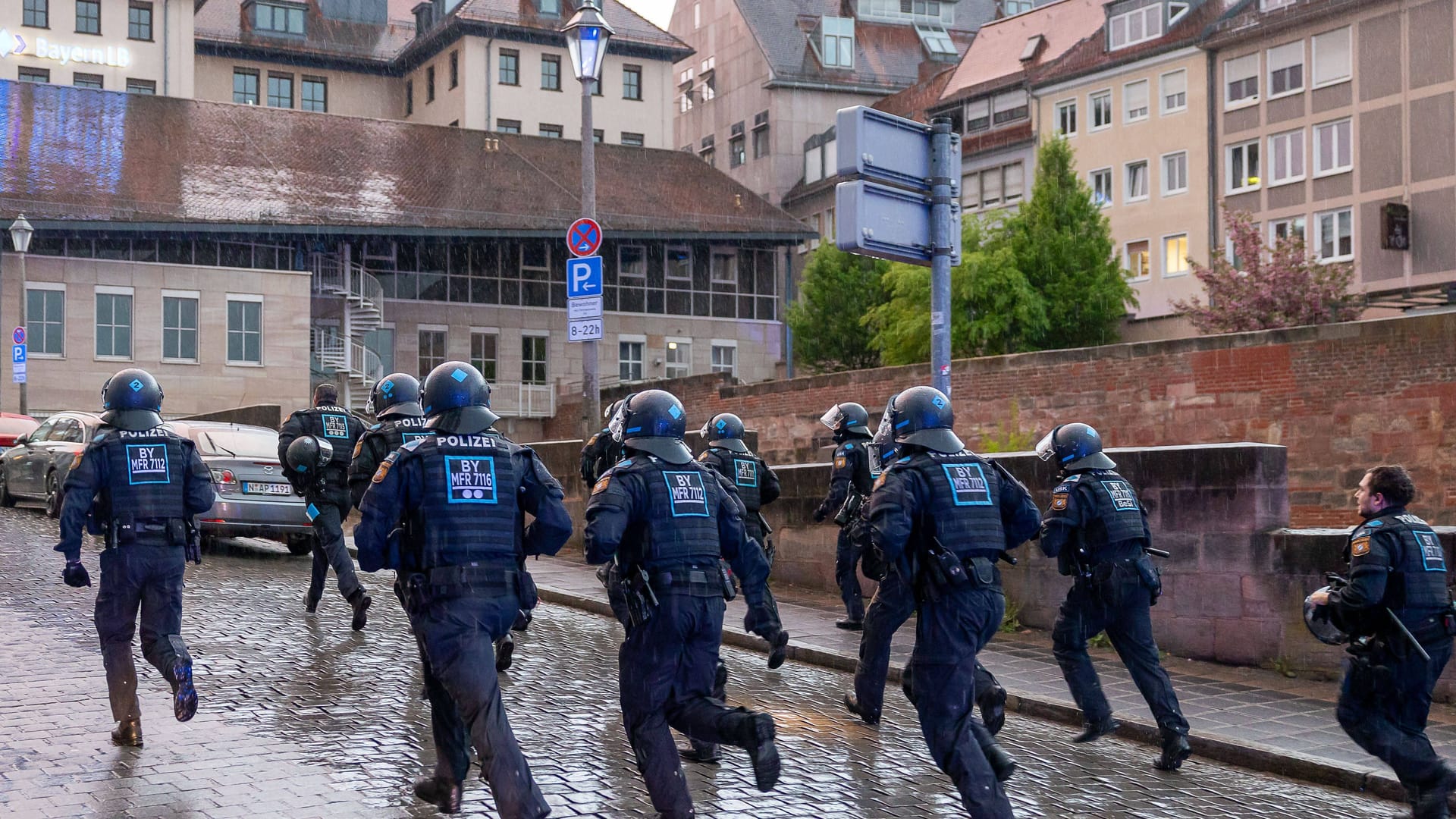 Polizisten in Nürnberg am Rande einer Demo (Archivfoto): Am Montagabend kam es in der Südstadt erneut zu Demonstrationen. Polizisten in Nürnberg am Rande einer Demo (Archivfoto): Am Montagabend kam es in der Südstadt erneut zu Demonstrationen.