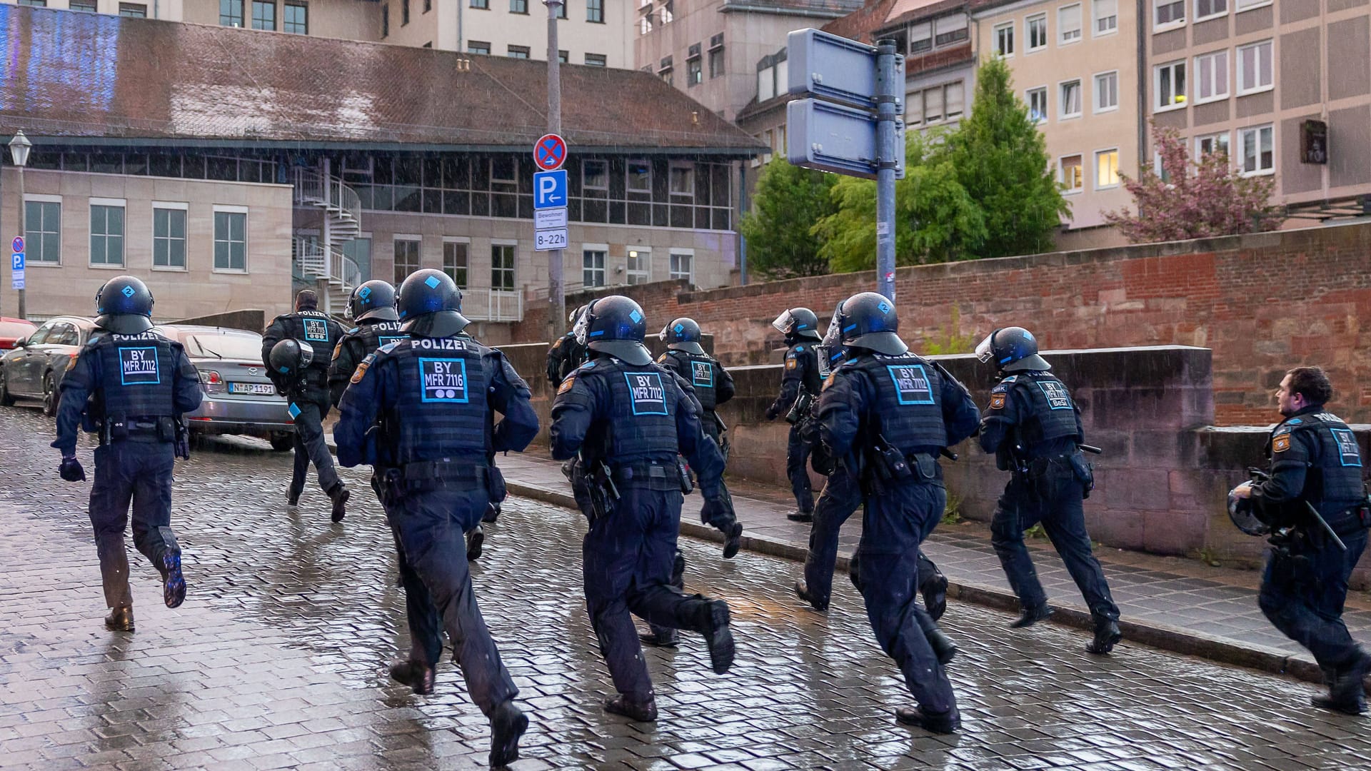 Polizisten in Nürnberg am Rande einer Demo (Archivfoto): Am Montagabend kam es in der Südstadt erneut zu Demonstrationen.