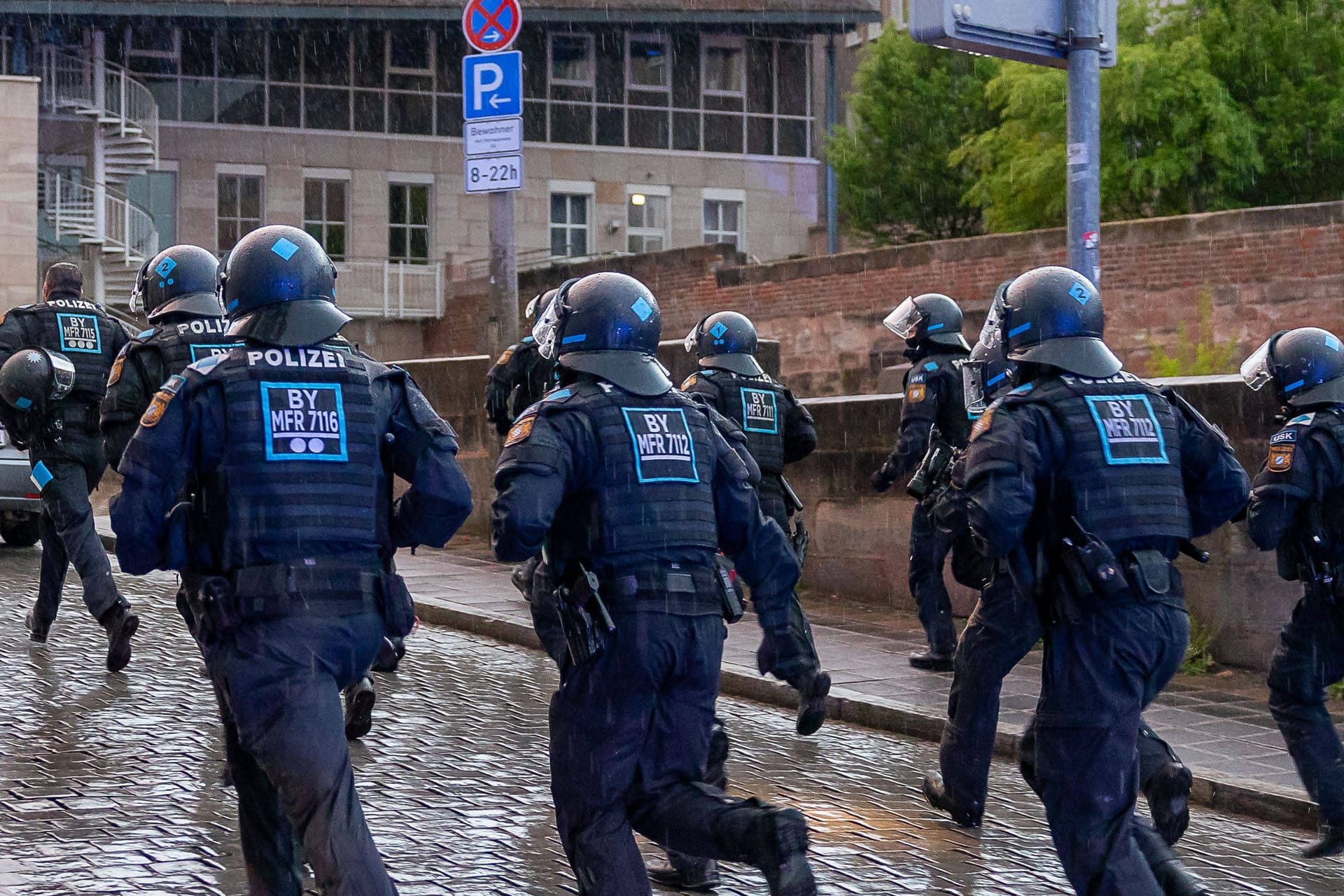 Polizisten in Nürnberg am Rande einer Demo (Archivfoto): Am Montagabend kam es in der Südstadt erneut zu Demonstrationen.