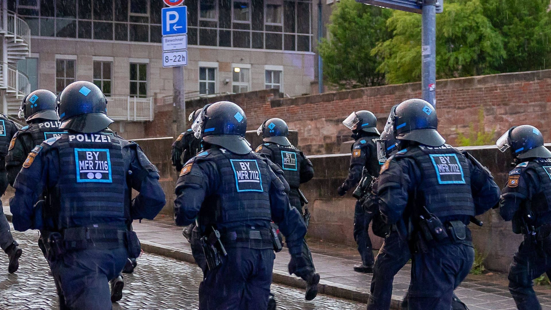 Polizisten in Nürnberg am Rande einer Demo (Archivfoto): Am Montagabend kam es in der Südstadt erneut zu Demonstrationen. Polizisten in Nürnberg am Rande einer Demo (Archivfoto): Am Montagabend kam es in der Südstadt erneut zu Demonstrationen.
