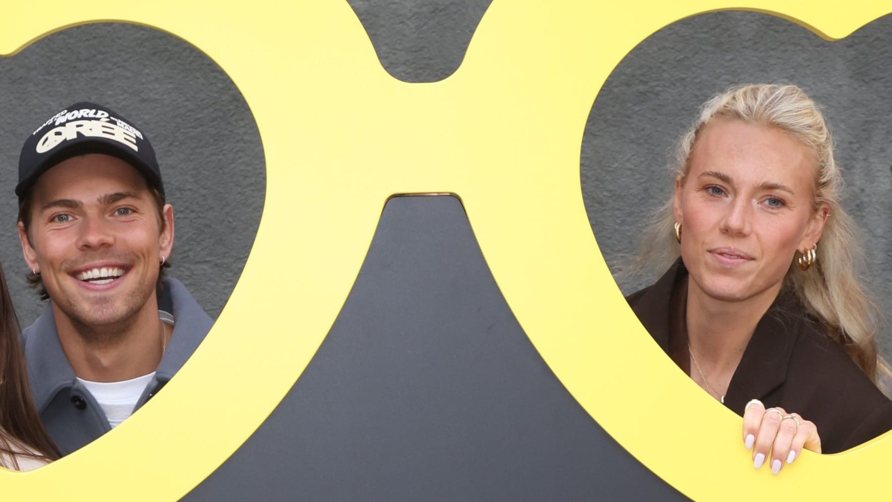 Emily Kerner (rechts) und ihr Ehemann Jendrik: Das frisch verheirate Paar posierte beim Event von Optiker Bode in Hamburg.