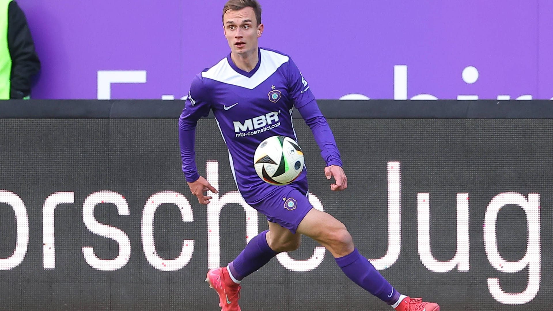Kilian Jakob im Trikot des FC Erzgebirge Aue: Bei den "Veilchen" läuft sein Vertrag nach Saisonende aus. Kilian Jakob im Trikot des FC Erzgebirge Aue: Bei den "Veilchen" läuft sein Vertrag nach Saisonende aus.