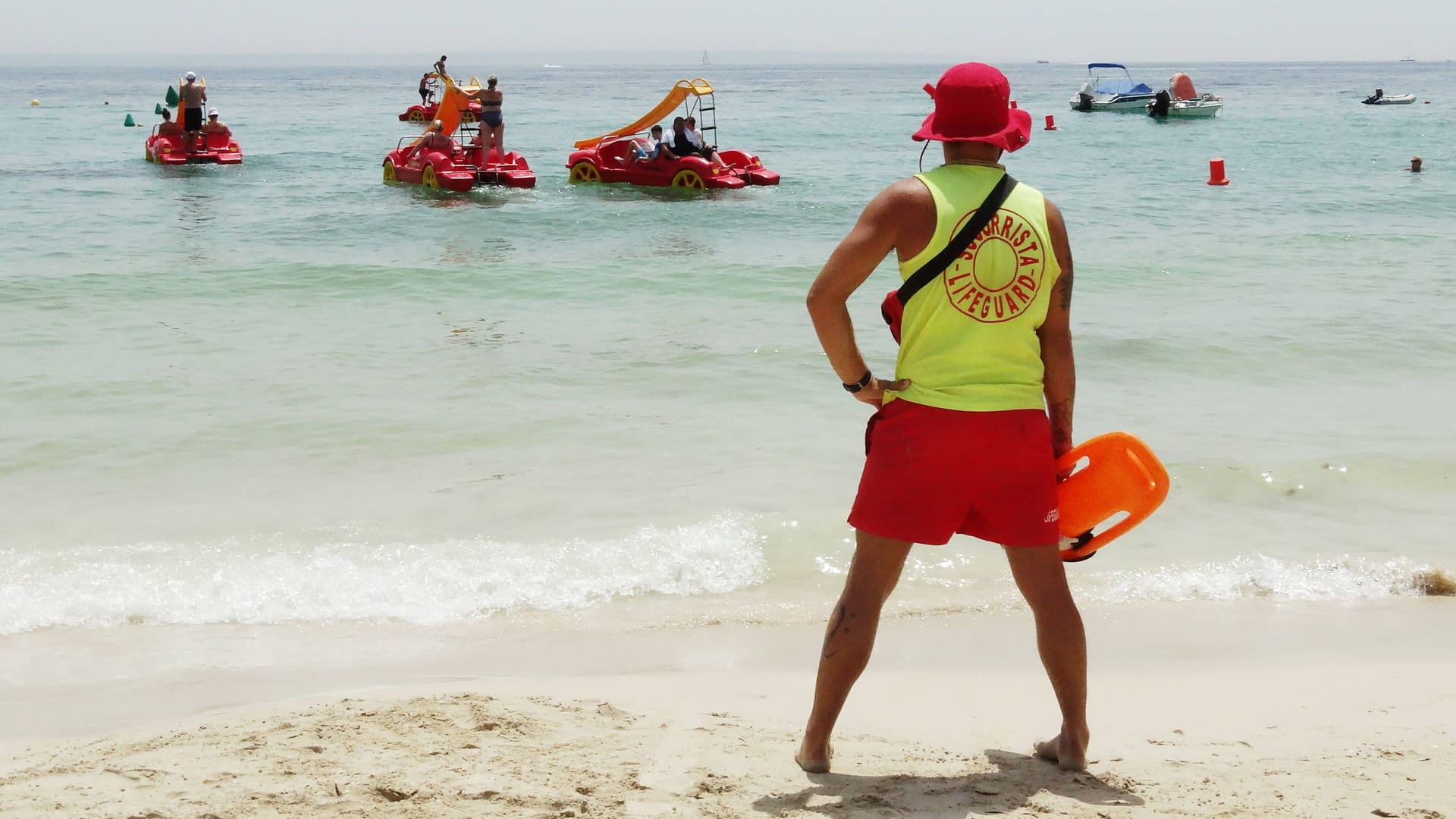 Palma de Mallorca: Ein Rettungsschwimmer beobachtet am Strand von Palmanova die Wassersportler.