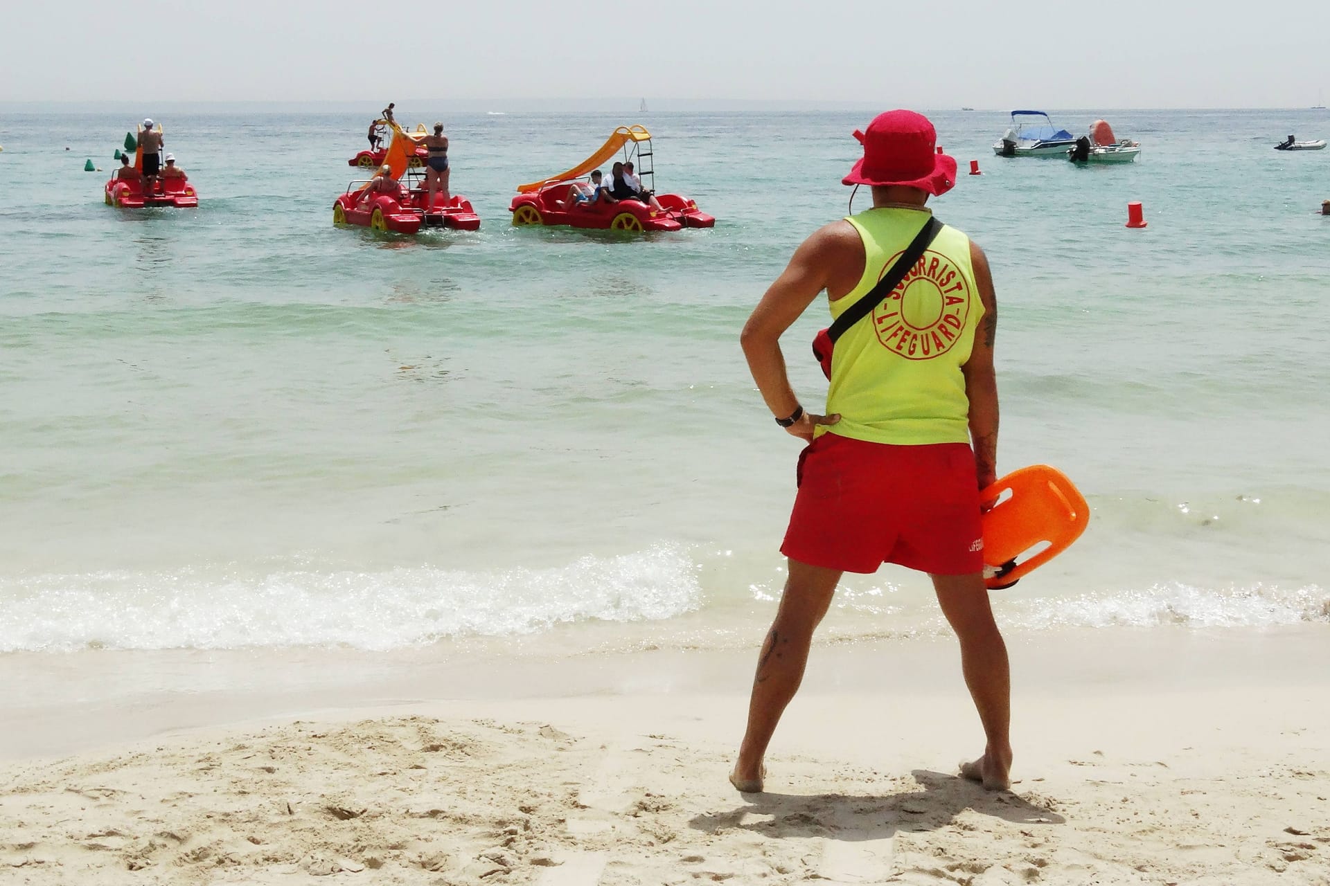 Palma de Mallorca: Ein Rettungsschwimmer beobachtet am Strand von Palmanova die Wassersportler.